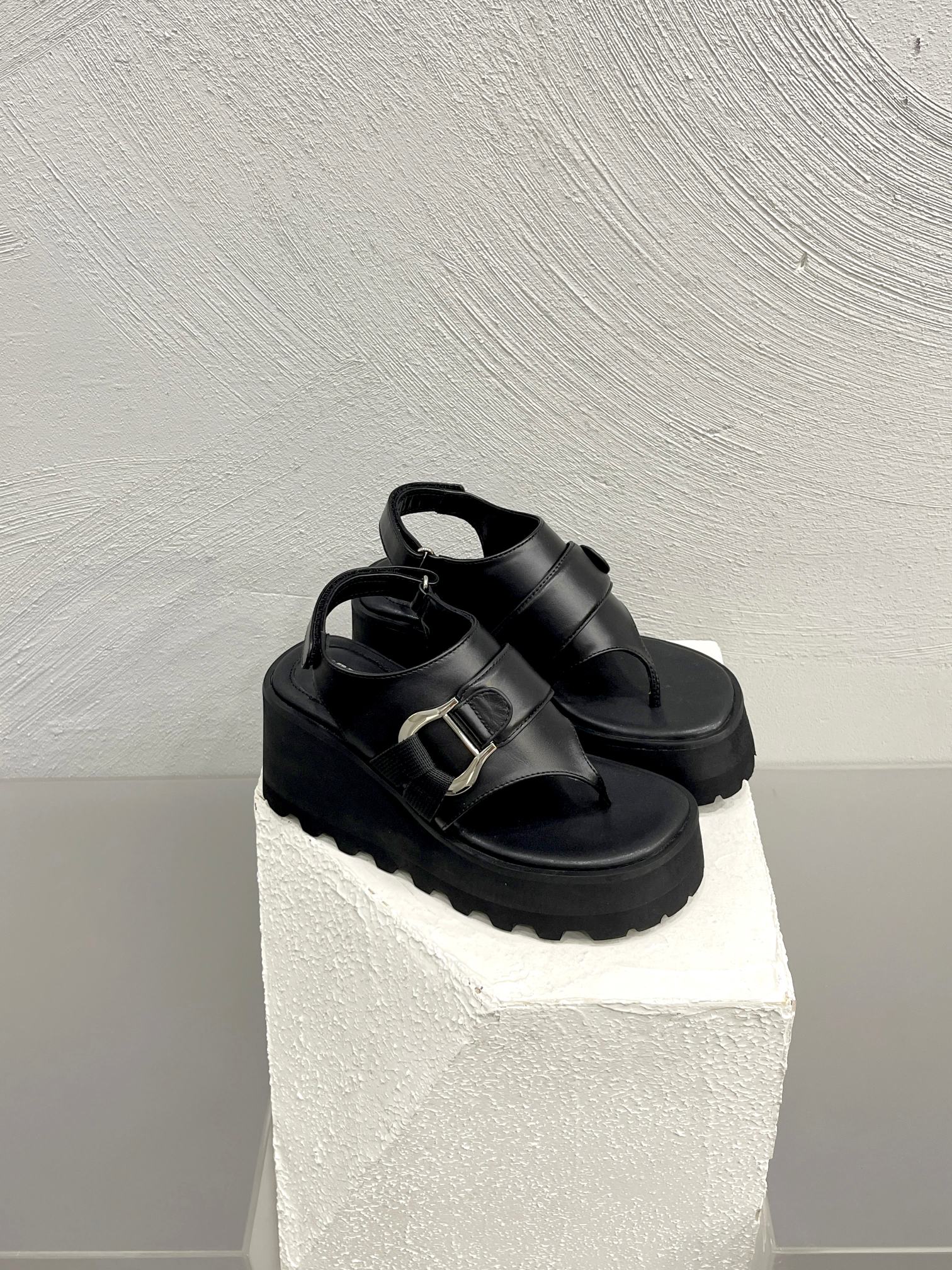 Trendy Loafers and Slippers: Super-Hot Styles for Sweet Girls at $462 - 图片 2