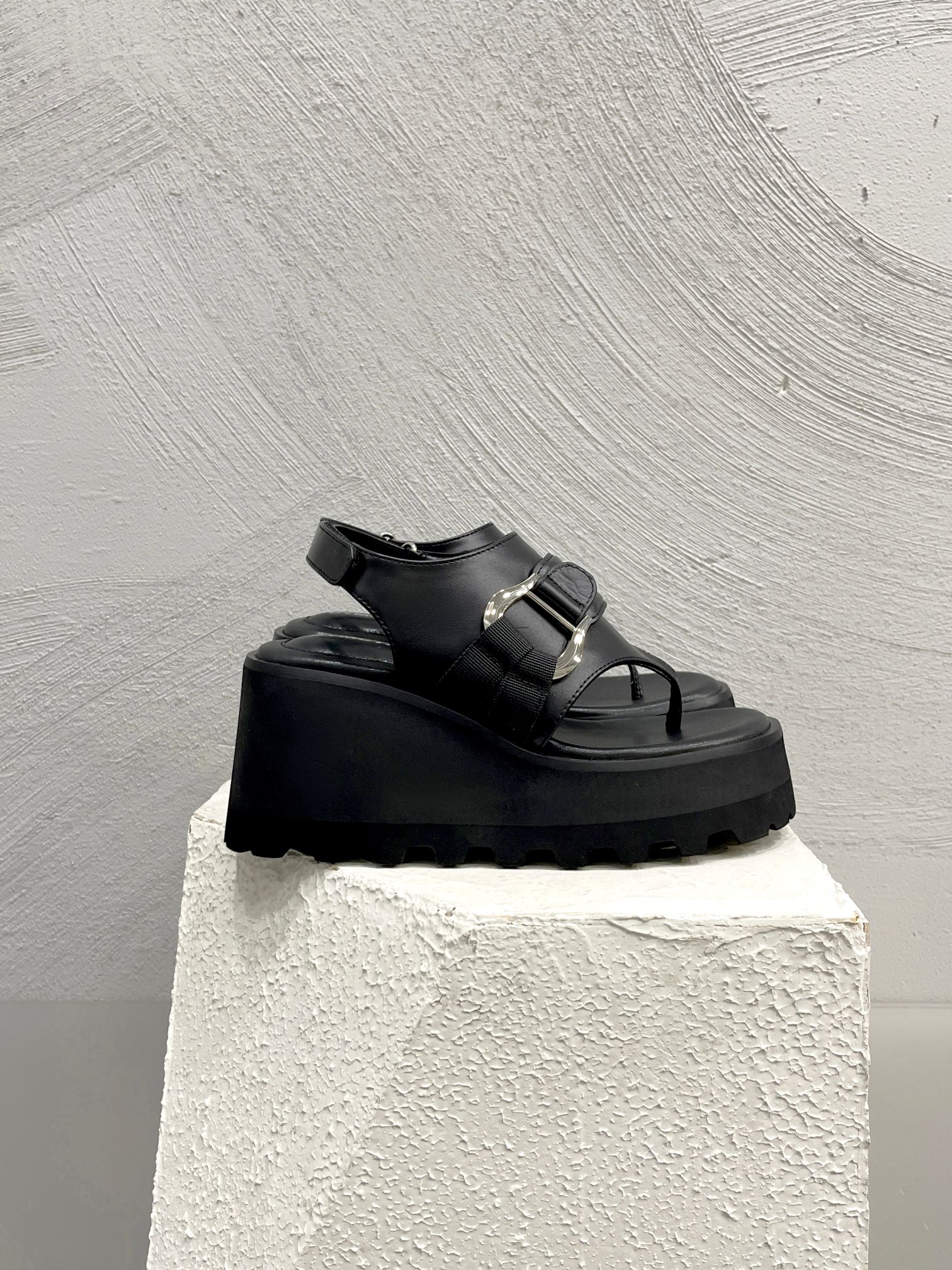 Trendy Loafers and Slippers: Super-Hot Styles for Sweet Girls at $462 - 图片 5