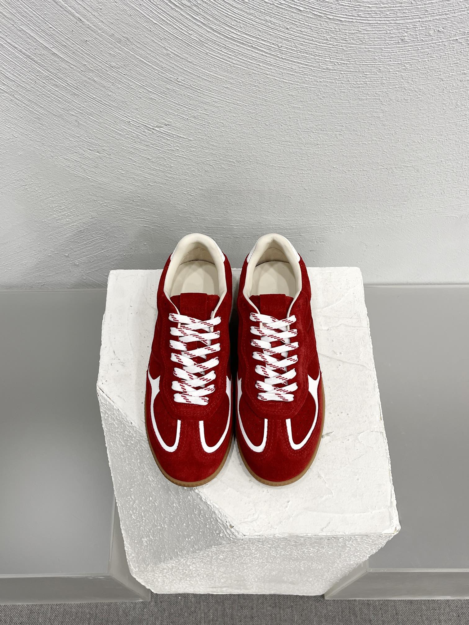 NO:492144,ALOHAS niche brand 2024 takes you back to the top of the classics! Daily outfits, the best choice for sports outings, the German training shoe series, whether it is daily outings or sports outings, this pair of shoes is your best choice. [Unique design] Incorporate modern fashion elements on the basis of tradition, every detail shows the high-quality texture of the shoe body is made of high-quality leather, soft and comfortable, and the details are more ingenious. No matter from any angle, it cannot be ignored. Fabric top layer cowhide, inner silk sheepskin inner footbed silk sheepskin Size 35~40 (40 customized), casual shoes/sports shoes, sneakers, cowhide, sheepskin19860909ALOHAS小众品牌 2024带你重回经典之巅!日常穿搭,运动出街的最佳选择,德训鞋系列,无论是日常穿搭还是运动出街这双鞋都是你的最佳选择.【独特设计]在传统的基础上融入现代时尚元素,每一个细节都尽显高级质感鞋身采用优质皮革,柔软舒适,细节处更见匠心.无论从哪个角度看,都无法忽视它的精致与美感 面料头层牛皮 内里丝绸羊皮内里 垫脚丝绸羊皮 码数35～40（40定做）,休闲鞋/运动鞋,sneakers,cowhide,sheepskin,Women's Shoes