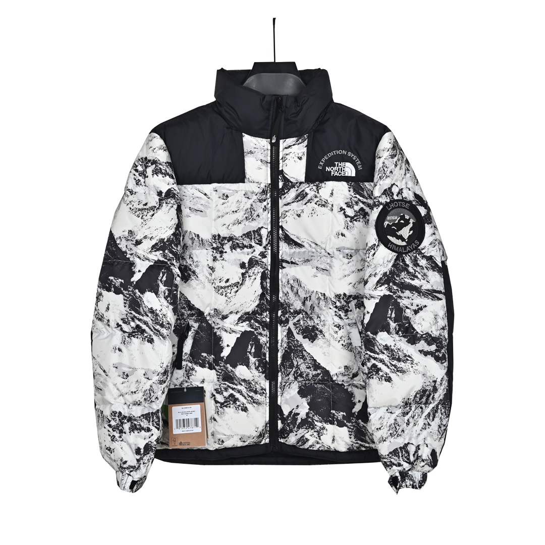 𝐓𝐡𝐞 𝐍𝐨𝐫𝐭𝐡 𝐅𝐚𝐜𝐞 𝐌‘𝐒 𝐋𝐇𝐎𝐓𝐒𝐄 𝐞𝐜𝐨面料版 北面雪山3.0水墨黑白 

🔝产品配色:   黑白色

🔝产品尺码：S M L XL XXL

🔝产品介绍：
1️⃣eco版型区别1996 偏修身，偏小1-2码。
2️⃣刺绣采用进口田岛绣花万针刺绣，采用进口7号针，日本女皇绣线，保证每字饱满工、立体感清晰。
3️⃣填充80%白鸭绒，不做任何虚假宣传。保证保暖性的同时，更加轻便。轻松低于零下30多度严寒低温。
4️⃣正品YKK吉田ISO9000拉链，拉动更丝滑流畅，区别市面假YKK。家定制五金辅料，100%还原ZP。辅料及扣子均采用原版一致铜芯弹簧，非市面铁芯弹簧。
5️⃣高密度户外防水涂层格子面料,高端防跑绒涂鸦里布+320T三防胆布.绝不钻绒（如有钻绒随意换新）
6️⃣经DWR防泼水处理，轻质耐磨防撕裂，更具出色的防风防泼水性能，为户外活动提供属实防护。

🔝产品包装：独家定制旗舰店原版快递包装纸箱，胶带，还原ZP。区别以往超薄飞机盒，更加精美有档次。超大超厚超硬超有质感。完美应对快递暴力搬运，不会再发生以往纸箱压扁，客户收到箱子被破坏等情况。