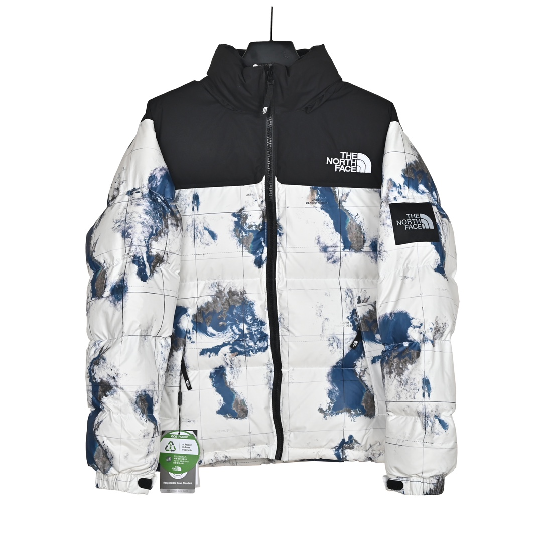 The North Face 22FW 北面地球印花大格子袖标羽绒服 🔝产品配色: 白色 🔝产品 🔝产品介绍: 1️⃣内线距 门筒 用料 里料 织带 扣子等细节处处到位,柔软舒服,定织定染. 2️⃣印花裁片定位,户外梭织运动型纳米科技面料 质感细腻. 3️⃣刺绣采用进口田岛绣花万针刺绣,采用进口7号针,日本女皇绣线,保证每字饱满工、立体感清晰. 4️⃣填充80%白鸭绒,不做任何虚假宣传.保证保暖性的同时,更加轻便.轻松低于零下30多度严寒低温. 4️⃣正品YKK吉田ISO9000拉链,拉动更丝滑流畅,区别市面假YKK.独家定制五金辅料,100%还原ZP.辅料及扣子均采用原版一致铜芯弹簧,非市面铁芯弹簧. 5️⃣高密度户外防水涂层格子面料,高端防跑绒涂鸦里布+380T三防胆布.绝不钻绒(如有钻绒随意换新) 6️⃣经DWR防泼水处理,轻质耐磨防撕裂,更具出色的防风防泼水性能,为户外活动提供属实防护. 🔝产品包装:独家定制旗舰店原版快递包装纸箱,胶带,还原ZP.区别以往超薄飞机盒,更加精美有档次.超大超厚超硬超有质感.完美应对快递暴力搬运,不会再发生以往纸箱压扁,客户收到箱子被破坏等情况.