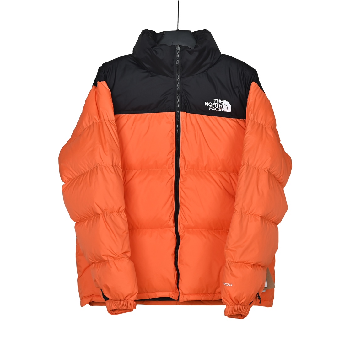𝐓𝐡𝐞 𝐍𝐨𝐫𝐭𝐡 𝐅𝐚𝐜𝐞 𝐍𝐮𝐩𝐭𝐬𝐞 𝐃𝐨𝐰𝐧 𝐉𝐚𝐜𝐤𝐞𝐭 北面1996 Nuptse 经典款美版羽绒服

🔝产品配色: 黑色奶白色纯白色小麦色酒红色  
抹茶色  粉色  墨绿色  藏青色 橙色 

🔝产品尺码：XS S M L XL XXL

🔝经典1996于今年9月1日重新复刻官网发售，涨价同时更新了面料，购入最新ZP开发，开版多次，力求完美还原，小到一针一线，大到面料五金，均由某国内一线品牌代工大厂制作。真正市面顶级，一分价钱一分货。欢迎对比市面其他版本。

🔝产品介绍：
1️⃣市面最好刺绣，刺绣采用进口田岛绣花万针刺绣，采用进口7号针，日本女皇绣线，保证每字饱满工、立体感清晰。
2️⃣填充RDS认证高品质700蓬80%白鸭绒，不做任何虚假宣传。保证保暖性的同时，更加轻便。轻松低于零下30多度严寒低温。
3️⃣独家定制40D格子四级防泼水布料，手感丝滑还原zp。高端防跑绒涂鸦里布+380T三防胆布.绝不钻绒（如有钻绒随意换新）
4️⃣DWR防泼水面料，通过后期整理技术，从而将水分阻截在面料表面，实现防泼水效果，偶遇小雨也能抵挡片刻，轻质耐磨防撕裂，更具出色的防风防泼水性能，为户外活动提供属实防护。
5️⃣正品YKK吉田ISO9000拉链，拉动更丝滑流畅，区别市面假YKK。
6️⃣独家定制五金辅料，100%还原ZP。辅料及扣子均采用原版一致铜芯弹簧，非市面铁芯弹簧。
7️⃣本店拳头级产品，累计销售10万余件。好评无数，售前售后均有保障，放心卖。

🔝产品包装：独家定制旗舰店原版快递包装纸箱，胶带，还原ZP。区别以往超薄飞机盒，更加精美有档次。超大超厚超硬超有质感。完美应对快递暴力搬运，不会再发生以往纸箱压扁，客户收到箱子被破坏等情况。