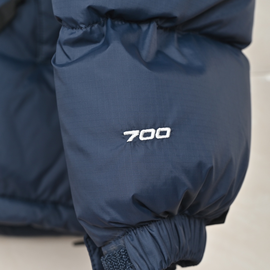 𝐓𝐡𝐞 𝐍𝐨𝐫𝐭𝐡 𝐅𝐚𝐜𝐞 𝐍𝐮𝐩𝐭𝐬𝐞 𝐃𝐨𝐰𝐧 𝐉𝐚𝐜𝐤𝐞𝐭 北面1996 Nuptse 经典款美版羽绒服

🔝产品配色: 黑色  奶白色  纯白色  小麦色  酒红色  抹茶色  粉色  墨绿色  藏青色 橙色 

🔝产品尺码：XS S M L XL XXL

🔝经典1996于今年9月1日重新复刻官网发售，涨价同时更新了面料，购入最新ZP开发，开版多次，力求完美还原，小到一针一线，大到面料五金，均由某国内一线品牌代工大厂制作。真正市面顶级，一分价钱一分货。欢迎对比市面其他版本。

🔝产品介绍：
1️⃣市面最好刺绣，刺绣采用进口田岛绣花万针刺绣，采用进口7号针，日本女皇绣线，保证每字饱满工、立体感清晰。
2️⃣填充RDS认证高品质700蓬80%白鸭绒，不做任何虚假宣传。保证保暖性的同时，更加轻便。轻松低于零下30多度严寒低温。
3️⃣独家定制40D格子四级防泼水布料，手感丝滑还原zp。高端防跑绒涂鸦里布+380T三防胆布.绝不钻绒（如有钻绒随意换新）
4️⃣DWR防泼水面料，通过后期整理技术，从而将水分阻截在面料表面，实现防泼水效果，偶遇小雨也能抵挡片刻，轻质耐磨防撕裂，更具出色的防风防泼水性能，为户外活动提供属实防护。
5️⃣正品YKK吉田ISO9000拉链，拉动更丝滑流畅，区别市面假YKK。
6️⃣独家定制五金辅料，100%还原ZP。辅料及扣子均采用原版一致铜芯弹簧，非市面铁芯弹簧。
7️⃣本店拳头级产品，累计销售10万余件。好评无数，售前售后均有保障，放心卖。

🔝产品包装：独家定制旗舰店原版快递包装纸箱，胶带，还原ZP。区别以往超薄飞机盒，更加精美有档次。超大超厚超硬超有质感。完美应对快递暴力搬运，不会再发生以往纸箱压扁，客户收到箱子被破坏等情况。