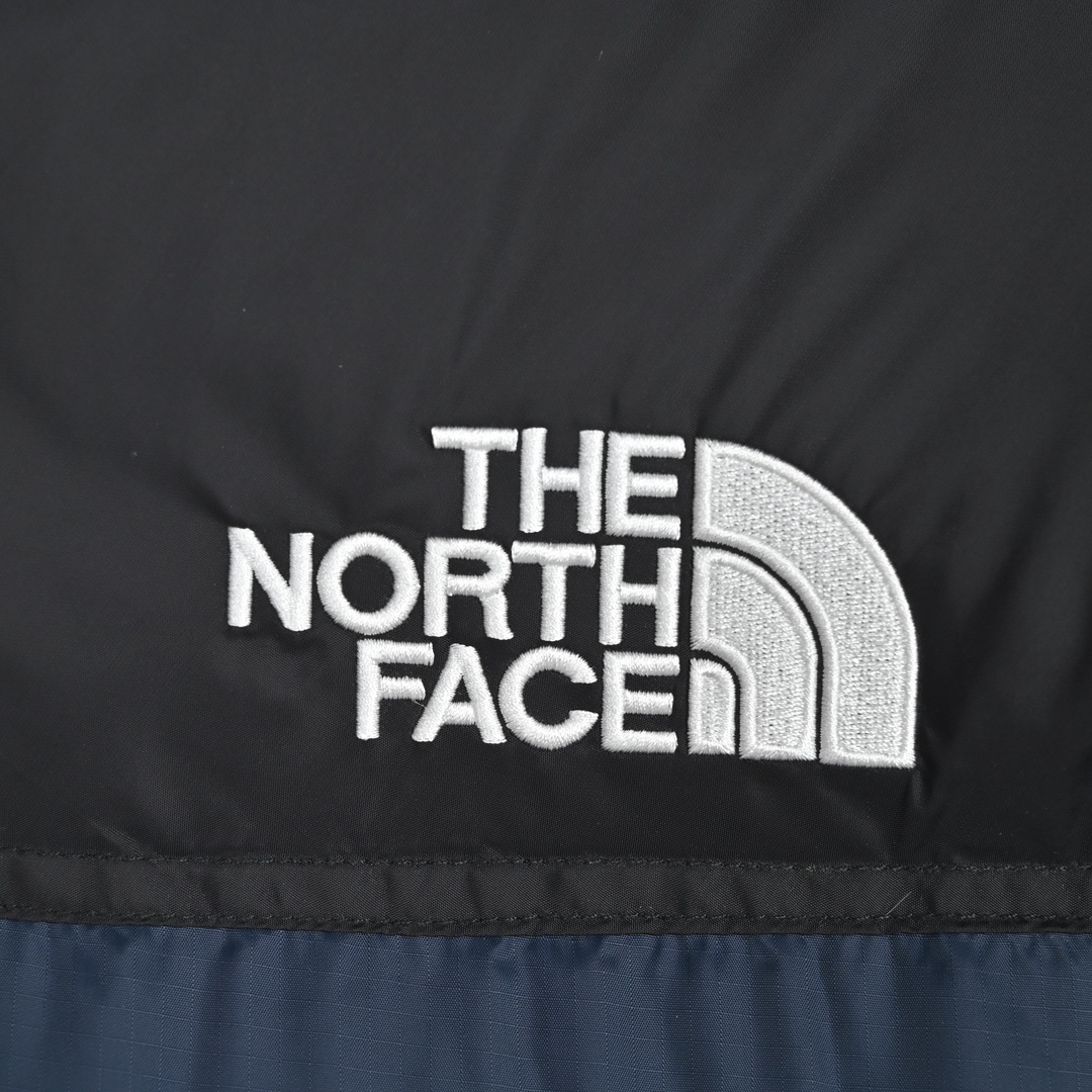 𝐓𝐡𝐞 𝐍𝐨𝐫𝐭𝐡 𝐅𝐚𝐜𝐞 𝐍𝐮𝐩𝐭𝐬𝐞 𝐃𝐨𝐰𝐧 𝐉𝐚𝐜𝐤𝐞𝐭 北面1996 Nuptse 经典款美版羽绒服

🔝产品配色: 黑色  奶白色  纯白色  小麦色  酒红色  抹茶色  粉色  墨绿色  藏青色 橙色 

🔝产品尺码：XS S M L XL XXL

🔝经典1996于今年9月1日重新复刻官网发售，涨价同时更新了面料，购入最新ZP开发，开版多次，力求完美还原，小到一针一线，大到面料五金，均由某国内一线品牌代工大厂制作。真正市面顶级，一分价钱一分货。欢迎对比市面其他版本。

🔝产品介绍：
1️⃣市面最好刺绣，刺绣采用进口田岛绣花万针刺绣，采用进口7号针，日本女皇绣线，保证每字饱满工、立体感清晰。
2️⃣填充RDS认证高品质700蓬80%白鸭绒，不做任何虚假宣传。保证保暖性的同时，更加轻便。轻松低于零下30多度严寒低温。
3️⃣独家定制40D格子四级防泼水布料，手感丝滑还原zp。高端防跑绒涂鸦里布+380T三防胆布.绝不钻绒（如有钻绒随意换新）
4️⃣DWR防泼水面料，通过后期整理技术，从而将水分阻截在面料表面，实现防泼水效果，偶遇小雨也能抵挡片刻，轻质耐磨防撕裂，更具出色的防风防泼水性能，为户外活动提供属实防护。
5️⃣正品YKK吉田ISO9000拉链，拉动更丝滑流畅，区别市面假YKK。
6️⃣独家定制五金辅料，100%还原ZP。辅料及扣子均采用原版一致铜芯弹簧，非市面铁芯弹簧。
7️⃣本店拳头级产品，累计销售10万余件。好评无数，售前售后均有保障，放心卖。

🔝产品包装：独家定制旗舰店原版快递包装纸箱，胶带，还原ZP。区别以往超薄飞机盒，更加精美有档次。超大超厚超硬超有质感。完美应对快递暴力搬运，不会再发生以往纸箱压扁，客户收到箱子被破坏等情况。