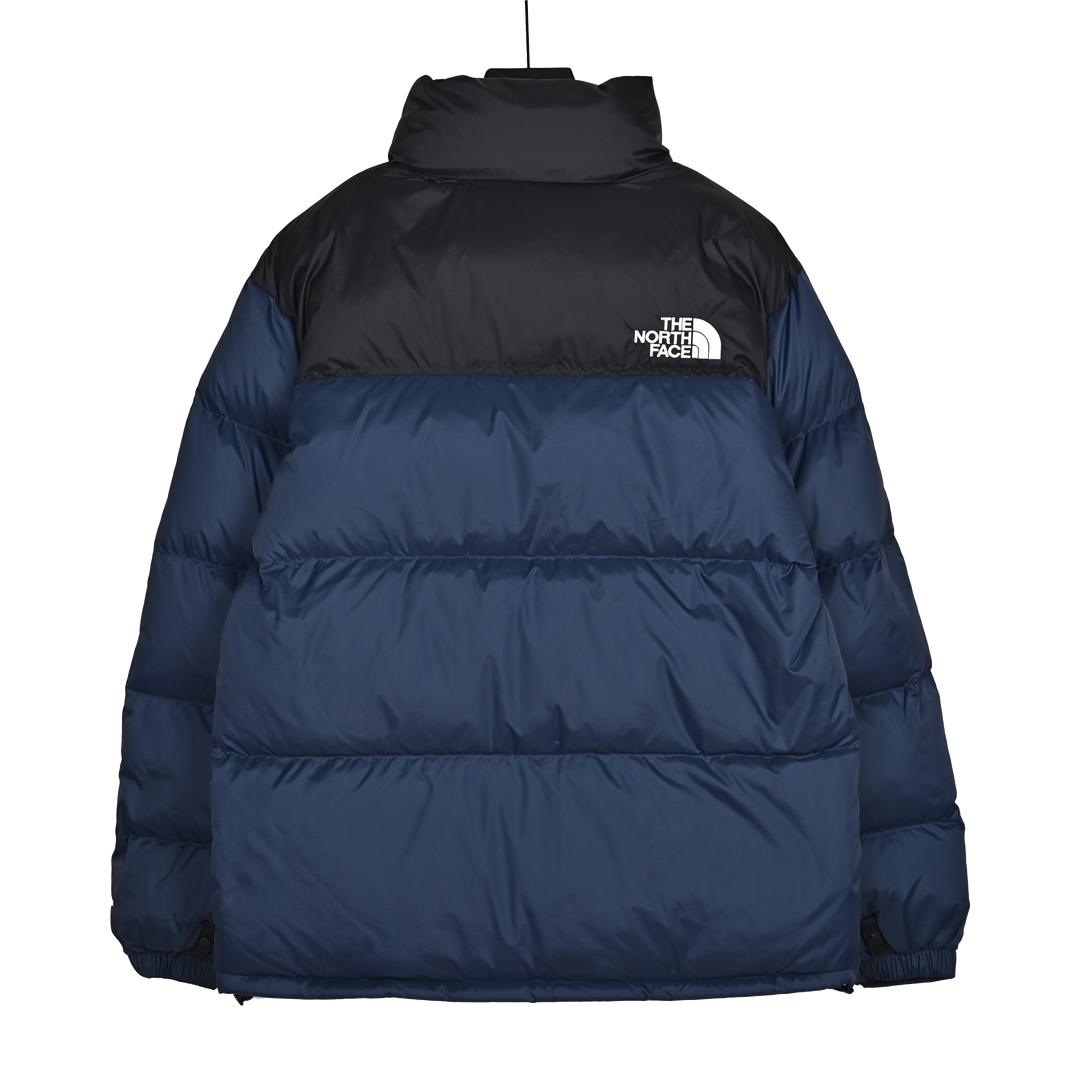 𝐓𝐡𝐞 𝐍𝐨𝐫𝐭𝐡 𝐅𝐚𝐜𝐞 𝐍𝐮𝐩𝐭𝐬𝐞 𝐃𝐨𝐰𝐧 𝐉𝐚𝐜𝐤𝐞𝐭 北面1996 Nuptse 经典款美版羽绒服

🔝产品配色: 黑色  奶白色  纯白色  小麦色  酒红色  抹茶色  粉色  墨绿色  藏青色 橙色 

🔝产品尺码：XS S M L XL XXL

🔝经典1996于今年9月1日重新复刻官网发售，涨价同时更新了面料，购入最新ZP开发，开版多次，力求完美还原，小到一针一线，大到面料五金，均由某国内一线品牌代工大厂制作。真正市面顶级，一分价钱一分货。欢迎对比市面其他版本。

🔝产品介绍：
1️⃣市面最好刺绣，刺绣采用进口田岛绣花万针刺绣，采用进口7号针，日本女皇绣线，保证每字饱满工、立体感清晰。
2️⃣填充RDS认证高品质700蓬80%白鸭绒，不做任何虚假宣传。保证保暖性的同时，更加轻便。轻松低于零下30多度严寒低温。
3️⃣独家定制40D格子四级防泼水布料，手感丝滑还原zp。高端防跑绒涂鸦里布+380T三防胆布.绝不钻绒（如有钻绒随意换新）
4️⃣DWR防泼水面料，通过后期整理技术，从而将水分阻截在面料表面，实现防泼水效果，偶遇小雨也能抵挡片刻，轻质耐磨防撕裂，更具出色的防风防泼水性能，为户外活动提供属实防护。
5️⃣正品YKK吉田ISO9000拉链，拉动更丝滑流畅，区别市面假YKK。
6️⃣独家定制五金辅料，100%还原ZP。辅料及扣子均采用原版一致铜芯弹簧，非市面铁芯弹簧。
7️⃣本店拳头级产品，累计销售10万余件。好评无数，售前售后均有保障，放心卖。

🔝产品包装：独家定制旗舰店原版快递包装纸箱，胶带，还原ZP。区别以往超薄飞机盒，更加精美有档次。超大超厚超硬超有质感。完美应对快递暴力搬运，不会再发生以往纸箱压扁，客户收到箱子被破坏等情况。