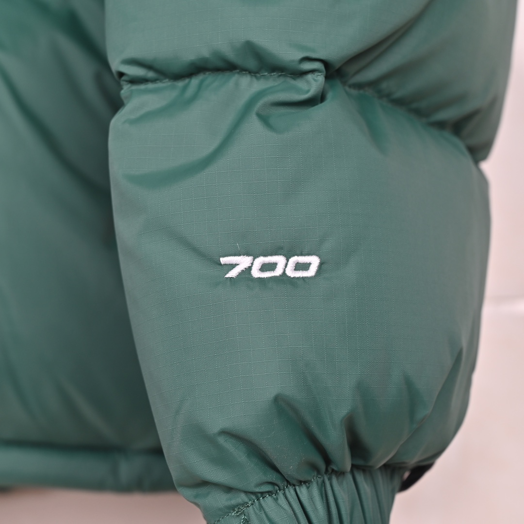 𝐓𝐡𝐞 𝐍𝐨𝐫𝐭𝐡 𝐅𝐚𝐜𝐞 𝐍𝐮𝐩𝐭𝐬𝐞 𝐃𝐨𝐰𝐧 𝐉𝐚𝐜𝐤𝐞𝐭 北面1996 Nuptse 经典款美版羽绒服

🔝产品配色: 黑色  奶白色  纯白色  小麦色  酒红色  抹茶色  粉色  墨绿色  藏青色 橙色 

🔝产品尺码：XS S M L XL XXL

🔝经典1996于今年9月1日重新复刻官网发售，涨价同时更新了面料，购入最新ZP开发，开版多次，力求完美还原，小到一针一线，大到面料五金，均由某国内一线品牌代工大厂制作。真正市面顶级，一分价钱一分货。欢迎对比市面其他版本。

🔝产品介绍：
1️⃣市面最好刺绣，刺绣采用进口田岛绣花万针刺绣，采用进口7号针，日本女皇绣线，保证每字饱满工、立体感清晰。
2️⃣填充RDS认证高品质700蓬80%白鸭绒，不做任何虚假宣传。保证保暖性的同时，更加轻便。轻松低于零下30多度严寒低温。
3️⃣独家定制40D格子四级防泼水布料，手感丝滑还原zp。高端防跑绒涂鸦里布+380T三防胆布.绝不钻绒（如有钻绒随意换新）
4️⃣DWR防泼水面料，通过后期整理技术，从而将水分阻截在面料表面，实现防泼水效果，偶遇小雨也能抵挡片刻，轻质耐磨防撕裂，更具出色的防风防泼水性能，为户外活动提供属实防护。
5️⃣正品YKK吉田ISO9000拉链，拉动更丝滑流畅，区别市面假YKK。
6️⃣独家定制五金辅料，100%还原ZP。辅料及扣子均采用原版一致铜芯弹簧，非市面铁芯弹簧。
7️⃣本店拳头级产品，累计销售10万余件。好评无数，售前售后均有保障，放心卖。

🔝产品包装：独家定制旗舰店原版快递包装纸箱，胶带，还原ZP。区别以往超薄飞机盒，更加精美有档次。超大超厚超硬超有质感。完美应对快递暴力搬运，不会再发生以往纸箱压扁，客户收到箱子被破坏等情况。