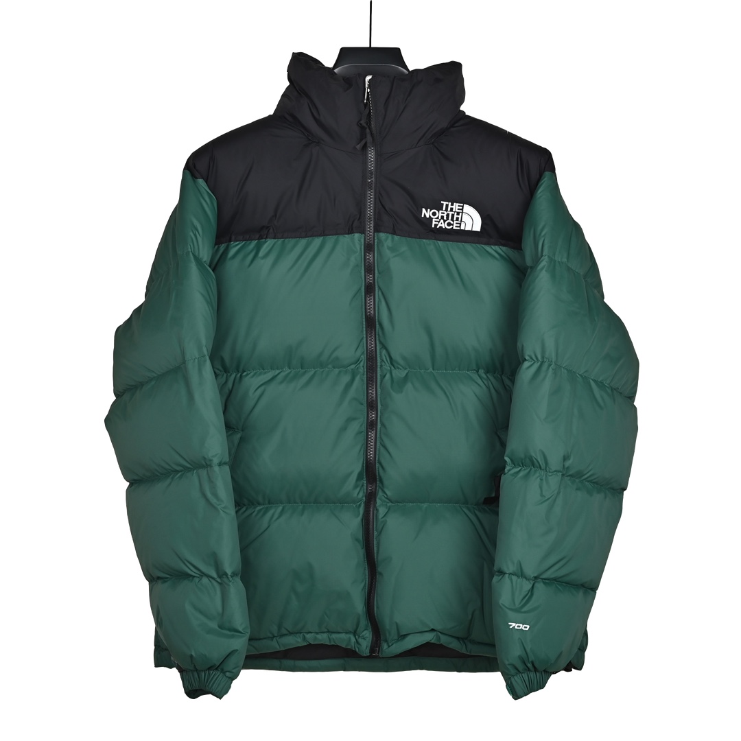𝐓𝐡𝐞 𝐍𝐨𝐫𝐭𝐡 𝐅𝐚𝐜𝐞 𝐍𝐮𝐩𝐭𝐬𝐞 𝐃𝐨𝐰𝐧 𝐉𝐚𝐜𝐤𝐞𝐭 北面1996 Nuptse 经典款美版羽绒服

🔝产品配色: 黑色  奶白色  纯白色  小麦色  酒红色  抹茶色  粉色  墨绿色  藏青色 橙色 

🔝产品尺码：XS S M L XL XXL

🔝经典1996于今年9月1日重新复刻官网发售，涨价同时更新了面料，购入最新ZP开发，开版多次，力求完美还原，小到一针一线，大到面料五金，均由某国内一线品牌代工大厂制作。真正市面顶级，一分价钱一分货。欢迎对比市面其他版本。

🔝产品介绍：
1️⃣市面最好刺绣，刺绣采用进口田岛绣花万针刺绣，采用进口7号针，日本女皇绣线，保证每字饱满工、立体感清晰。
2️⃣填充RDS认证高品质700蓬80%白鸭绒，不做任何虚假宣传。保证保暖性的同时，更加轻便。轻松低于零下30多度严寒低温。
3️⃣独家定制40D格子四级防泼水布料，手感丝滑还原zp。高端防跑绒涂鸦里布+380T三防胆布.绝不钻绒（如有钻绒随意换新）
4️⃣DWR防泼水面料，通过后期整理技术，从而将水分阻截在面料表面，实现防泼水效果，偶遇小雨也能抵挡片刻，轻质耐磨防撕裂，更具出色的防风防泼水性能，为户外活动提供属实防护。
5️⃣正品YKK吉田ISO9000拉链，拉动更丝滑流畅，区别市面假YKK。
6️⃣独家定制五金辅料，100%还原ZP。辅料及扣子均采用原版一致铜芯弹簧，非市面铁芯弹簧。
7️⃣本店拳头级产品，累计销售10万余件。好评无数，售前售后均有保障，放心卖。

🔝产品包装：独家定制旗舰店原版快递包装纸箱，胶带，还原ZP。区别以往超薄飞机盒，更加精美有档次。超大超厚超硬超有质感。完美应对快递暴力搬运，不会再发生以往纸箱压扁，客户收到箱子被破坏等情况。