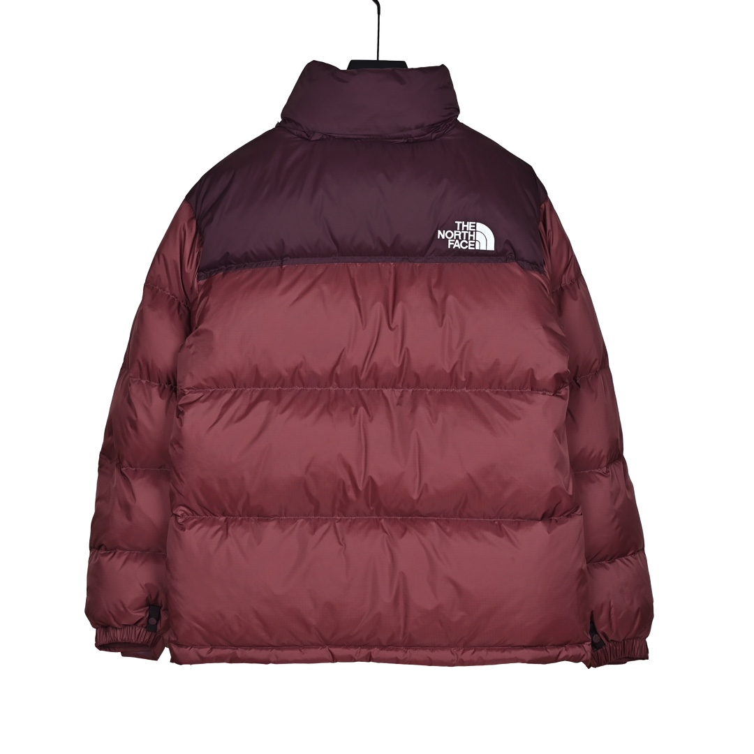 𝐓𝐡𝐞 𝐍𝐨𝐫𝐭𝐡 𝐅𝐚𝐜𝐞 𝐍𝐮𝐩𝐭𝐬𝐞 𝐃𝐨𝐰𝐧 𝐉𝐚𝐜𝐤𝐞𝐭 北面1996 Nuptse 经典款美版羽绒服

🔝产品配色: 黑色  奶白色  纯白色  小麦色  酒红色  抹茶色  粉色  墨绿色  藏青色 橙色 

🔝产品尺码：XS S M L XL XXL

🔝经典1996于今年9月1日重新复刻官网发售，涨价同时更新了面料，购入最新ZP开发，开版多次，力求完美还原，小到一针一线，大到面料五金，均由某国内一线品牌代工大厂制作。真正市面顶级，一分价钱一分货。欢迎对比市面其他版本。

🔝产品介绍：
1️⃣市面最好刺绣，刺绣采用进口田岛绣花万针刺绣，采用进口7号针，日本女皇绣线，保证每字饱满工、立体感清晰。
2️⃣填充RDS认证高品质700蓬80%白鸭绒，不做任何虚假宣传。保证保暖性的同时，更加轻便。轻松低于零下30多度严寒低温。
3️⃣独家定制40D格子四级防泼水布料，手感丝滑还原zp。高端防跑绒涂鸦里布+380T三防胆布.绝不钻绒（如有钻绒随意换新）。
4️⃣DWR防泼水面料，通过后期整理技术，从而将水分阻截在面料表面，实现防泼水效果，偶遇小雨也能抵挡片刻，轻质耐磨防撕裂，更具出色的防风防泼水性能，为户外活动提供属实防护。
5️⃣正品YKK吉田ISO9000拉链，拉动更丝滑流畅，区别市面假YKK。
6️⃣独家定制五金辅料，100%还原ZP。辅料及扣子均采用原版一致铜芯弹簧，非市面铁芯弹簧。
7️⃣本店拳头级产品，累计销售10万余件。好评无数，售前售后均有保障，放心卖。

🔝产品包装：独家定制旗舰店原版快递包装纸箱，胶带，还原ZP。区别以往超薄飞机盒，更加精美有档次。超大超厚超硬超有质感。完美应对快递暴力搬运，不会再发生以往纸箱压扁，客户收到箱子被破坏等情况。