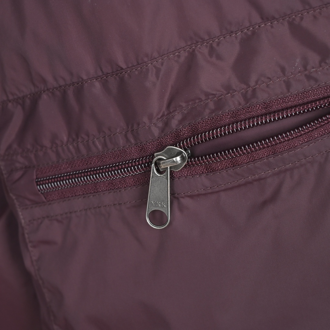 𝐓𝐡𝐞 𝐍𝐨𝐫𝐭𝐡 𝐅𝐚𝐜𝐞 𝐍𝐮𝐩𝐭𝐬𝐞 𝐃𝐨𝐰𝐧 𝐉𝐚𝐜𝐤𝐞𝐭 北面1996 Nuptse 经典款美版羽绒服

🔝产品配色: 黑色  奶白色  纯白色  小麦色  酒红色  抹茶色  粉色  墨绿色  藏青色 橙色 

🔝产品尺码：XS S M L XL XXL

🔝经典1996于今年9月1日重新复刻官网发售，涨价同时更新了面料，购入最新ZP开发，开版多次，力求完美还原，小到一针一线，大到面料五金，均由某国内一线品牌代工大厂制作。真正市面顶级，一分价钱一分货。欢迎对比市面其他版本。

🔝产品介绍：
1️⃣市面最好刺绣，刺绣采用进口田岛绣花万针刺绣，采用进口7号针，日本女皇绣线，保证每字饱满工、立体感清晰。
2️⃣填充RDS认证高品质700蓬80%白鸭绒，不做任何虚假宣传。保证保暖性的同时，更加轻便。轻松低于零下30多度严寒低温。
3️⃣独家定制40D格子四级防泼水布料，手感丝滑还原zp。高端防跑绒涂鸦里布+380T三防胆布.绝不钻绒（如有钻绒随意换新）。
4️⃣DWR防泼水面料，通过后期整理技术，从而将水分阻截在面料表面，实现防泼水效果，偶遇小雨也能抵挡片刻，轻质耐磨防撕裂，更具出色的防风防泼水性能，为户外活动提供属实防护。
5️⃣正品YKK吉田ISO9000拉链，拉动更丝滑流畅，区别市面假YKK。
6️⃣独家定制五金辅料，100%还原ZP。辅料及扣子均采用原版一致铜芯弹簧，非市面铁芯弹簧。
7️⃣本店拳头级产品，累计销售10万余件。好评无数，售前售后均有保障，放心卖。

🔝产品包装：独家定制旗舰店原版快递包装纸箱，胶带，还原ZP。区别以往超薄飞机盒，更加精美有档次。超大超厚超硬超有质感。完美应对快递暴力搬运，不会再发生以往纸箱压扁，客户收到箱子被破坏等情况。