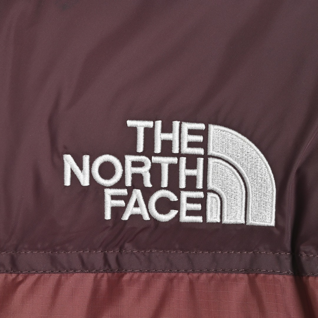 𝐓𝐡𝐞 𝐍𝐨𝐫𝐭𝐡 𝐅𝐚𝐜𝐞 𝐍𝐮𝐩𝐭𝐬𝐞 𝐃𝐨𝐰𝐧 𝐉𝐚𝐜𝐤𝐞𝐭 北面1996 Nuptse 经典款美版羽绒服

🔝产品配色: 黑色  奶白色  纯白色  小麦色  酒红色  抹茶色  粉色  墨绿色  藏青色 橙色 

🔝产品尺码：XS S M L XL XXL

🔝经典1996于今年9月1日重新复刻官网发售，涨价同时更新了面料，购入最新ZP开发，开版多次，力求完美还原，小到一针一线，大到面料五金，均由某国内一线品牌代工大厂制作。真正市面顶级，一分价钱一分货。欢迎对比市面其他版本。

🔝产品介绍：
1️⃣市面最好刺绣，刺绣采用进口田岛绣花万针刺绣，采用进口7号针，日本女皇绣线，保证每字饱满工、立体感清晰。
2️⃣填充RDS认证高品质700蓬80%白鸭绒，不做任何虚假宣传。保证保暖性的同时，更加轻便。轻松低于零下30多度严寒低温。
3️⃣独家定制40D格子四级防泼水布料，手感丝滑还原zp。高端防跑绒涂鸦里布+380T三防胆布.绝不钻绒（如有钻绒随意换新）。
4️⃣DWR防泼水面料，通过后期整理技术，从而将水分阻截在面料表面，实现防泼水效果，偶遇小雨也能抵挡片刻，轻质耐磨防撕裂，更具出色的防风防泼水性能，为户外活动提供属实防护。
5️⃣正品YKK吉田ISO9000拉链，拉动更丝滑流畅，区别市面假YKK。
6️⃣独家定制五金辅料，100%还原ZP。辅料及扣子均采用原版一致铜芯弹簧，非市面铁芯弹簧。
7️⃣本店拳头级产品，累计销售10万余件。好评无数，售前售后均有保障，放心卖。

🔝产品包装：独家定制旗舰店原版快递包装纸箱，胶带，还原ZP。区别以往超薄飞机盒，更加精美有档次。超大超厚超硬超有质感。完美应对快递暴力搬运，不会再发生以往纸箱压扁，客户收到箱子被破坏等情况。