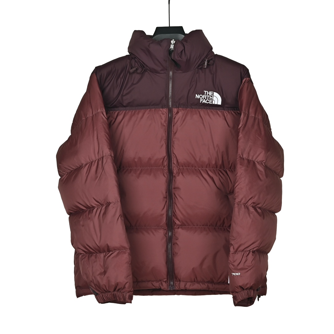 𝐓𝐡𝐞 𝐍𝐨𝐫𝐭𝐡 𝐅𝐚𝐜𝐞 𝐍𝐮𝐩𝐭𝐬𝐞 𝐃𝐨𝐰𝐧 𝐉𝐚𝐜𝐤𝐞𝐭 北面1996 Nuptse 经典款美版羽绒服

🔝产品配色: 黑色  奶白色  纯白色  小麦色  酒红色  抹茶色  粉色  墨绿色  藏青色 橙色 

🔝产品尺码：XS S M L XL XXL

🔝经典1996于今年9月1日重新复刻官网发售，涨价同时更新了面料，购入最新ZP开发，开版多次，力求完美还原，小到一针一线，大到面料五金，均由某国内一线品牌代工大厂制作。真正市面顶级，一分价钱一分货。欢迎对比市面其他版本。

🔝产品介绍：
1️⃣市面最好刺绣，刺绣采用进口田岛绣花万针刺绣，采用进口7号针，日本女皇绣线，保证每字饱满工、立体感清晰。
2️⃣填充RDS认证高品质700蓬80%白鸭绒，不做任何虚假宣传。保证保暖性的同时，更加轻便。轻松低于零下30多度严寒低温。
3️⃣独家定制40D格子四级防泼水布料，手感丝滑还原zp。高端防跑绒涂鸦里布+380T三防胆布.绝不钻绒（如有钻绒随意换新）。
4️⃣DWR防泼水面料，通过后期整理技术，从而将水分阻截在面料表面，实现防泼水效果，偶遇小雨也能抵挡片刻，轻质耐磨防撕裂，更具出色的防风防泼水性能，为户外活动提供属实防护。
5️⃣正品YKK吉田ISO9000拉链，拉动更丝滑流畅，区别市面假YKK。
6️⃣独家定制五金辅料，100%还原ZP。辅料及扣子均采用原版一致铜芯弹簧，非市面铁芯弹簧。
7️⃣本店拳头级产品，累计销售10万余件。好评无数，售前售后均有保障，放心卖。

🔝产品包装：独家定制旗舰店原版快递包装纸箱，胶带，还原ZP。区别以往超薄飞机盒，更加精美有档次。超大超厚超硬超有质感。完美应对快递暴力搬运，不会再发生以往纸箱压扁，客户收到箱子被破坏等情况。