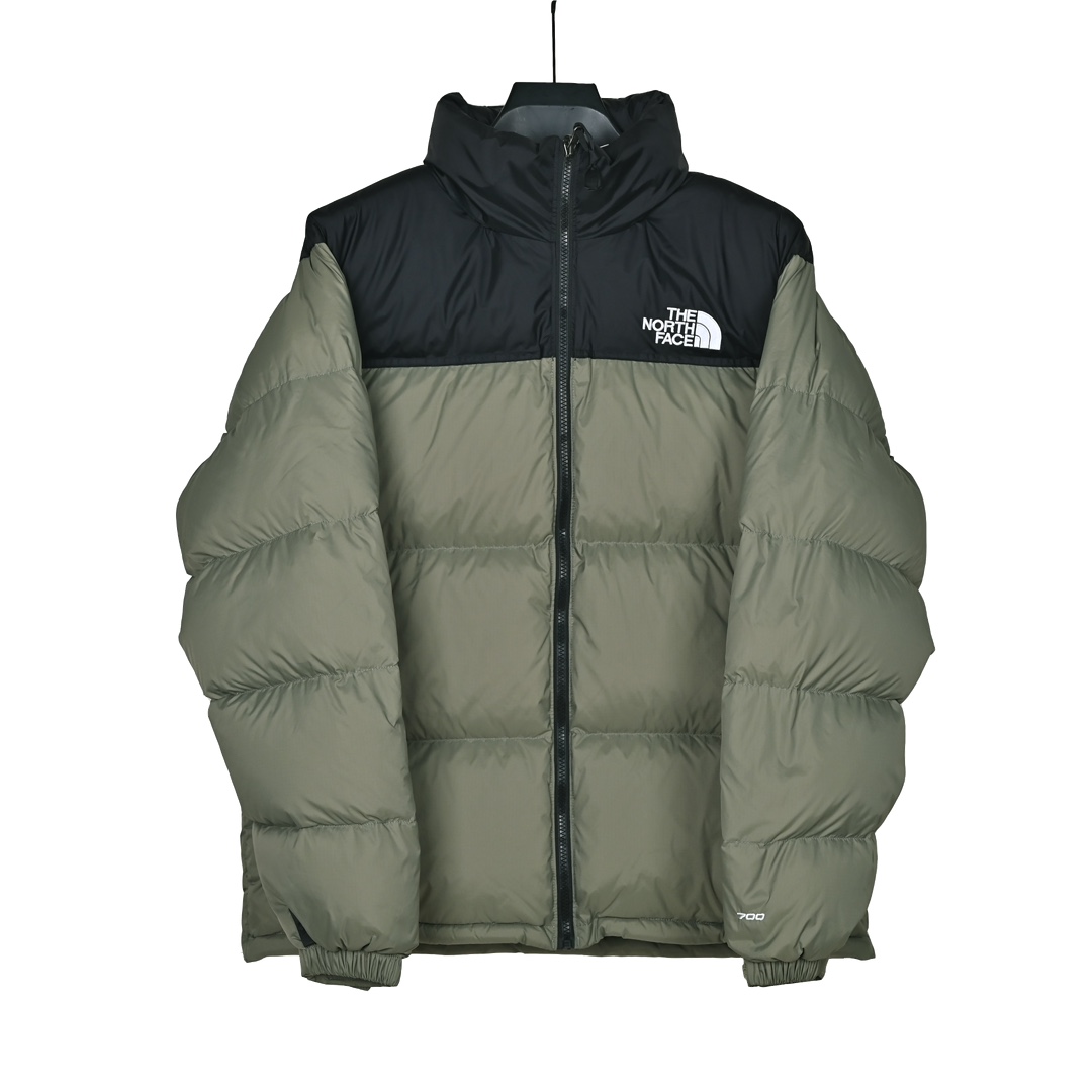 𝐓𝐡𝐞 𝐍𝐨𝐫𝐭𝐡 𝐅𝐚𝐜𝐞 𝐍𝐮𝐩𝐭𝐬𝐞 𝐃𝐨𝐰𝐧 𝐉𝐚𝐜𝐤𝐞𝐭 北面1996 Nuptse 经典款美版羽绒服
🔝产品配色: 黑色 奶白色 纯白色 小麦色 酒红色 抹茶色 粉色 墨绿色 藏青色 橙色
🔝产品尺码:XS S M L XL XXL
🔝经典1996于今年9月1日重新复刻官网发售,涨价同时更新了面料,购入最新ZP开发,开版多次,力求完美还原,小到一针一线,大到面料五金,均由某国内一线品牌代工大厂制作。真正市面顶级,一分价钱一分货。欢迎对比市面其他版本。
🔝产品介绍:
1️⃣市面最好刺绣,刺绣采用进口田岛绣花万针刺绣,采用进口7号针,日本女皇绣线,保证每字饱满工、立体感清晰。
2️⃣填充RDS认证高品质700蓬80%白鸭绒,不做任何虚假宣传。保证保暖性的同时,更加轻便。轻松低于零下30多度严寒低温。
3️⃣独家定制40D格子四级防泼水布料,手感丝滑还原zp。高端防跑绒涂鸦里布+380T三防胆布.绝不钻绒(如有钻绒随意换新)。
4️⃣DWR防泼水面料,通过后期整理技术,从而将水分阻截在面料表面,实现防泼水效果,偶遇小雨也能抵挡片刻,轻质耐磨防撕裂,更具出色的防风防泼水性能,为户外活动提供属实防护。
5️⃣正品YKK吉田ISO9000拉链,拉动更丝滑流畅,区别市面假YKK。
6️⃣独家定制五金辅料,100%还原ZP。辅料及扣子均采用原版一致铜芯弹簧,非市面铁芯弹簧。
7️⃣本店拳头级产品,累计销售10万余件。好评无数,售前售后均有保障,放心卖。
🔝产品包装:独家定制旗舰店原版快递包装纸箱,胶带,还原ZP。区别以往超薄飞机盒,更加精美有档次。超大超厚超硬超有质感。完美应对快递暴力搬运,不会再发生以往纸箱压扁,客户收到箱子被破坏等情况。