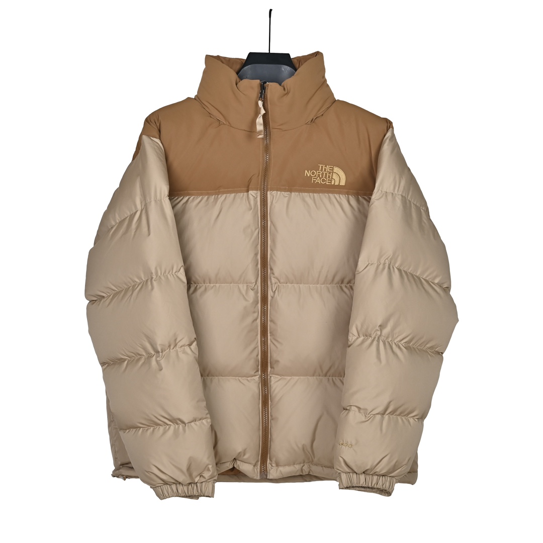 𝐓𝐡𝐞 𝐍𝐨𝐫𝐭𝐡 𝐅𝐚𝐜𝐞 𝐍𝐮𝐩𝐭𝐬𝐞 𝐃𝐨𝐰𝐧 𝐉𝐚𝐜𝐤𝐞𝐭  北面1996 Nuptse 经典款美版羽绒服

🔝产品配色: 黑色  奶白色  纯白色  小麦色  酒红色  抹茶色  粉色  墨绿色  藏青色 橙色 

🔝产品尺码：XS S M L XL XXL

🔝经典1996于今年9月1日重新复刻官网发售，涨价同时更新了面料，购入最新ZP开发，开版多次，力求完美还原，小到一针一线，大到面料五金，均由某国内一线品牌代工大厂制作。真正市面顶级，一分价钱一分货。欢迎对比市面其他版本。

🔝产品介绍：
1️⃣市面最好刺绣，刺绣采用进口田岛绣花万针刺绣，采用进口7号针，日本女皇绣线，保证每字饱满工、立体感清晰。
2️⃣填充RDS认证高品质700蓬80%白鸭绒，不做任何虚假宣传。保证保暖性的同时，更加轻便。轻松低于零下30多度严寒低温。
3️⃣独家定制40D格子四级防泼水布料，手感丝滑还原zp。高端防跑绒涂鸦里布+380T三防胆布.绝不钻绒（如有钻绒随意换新）。
4️⃣DWR防泼水面料，通过后期整理技术，从而将水分阻截在面料表面，实现防泼水效果，偶遇小雨也能抵挡片刻，轻质耐磨防撕裂，更具出色的防风防泼水性能，为户外活动提供属实防护。
5️⃣正品YKK吉田ISO9000拉链，拉动更丝滑流畅，区别市面假YKK。
6️⃣独家定制五金辅料，100%还原ZP。辅料及扣子均采用原版一致铜芯弹簧，非市面铁芯弹簧。
7️⃣本店拳头级产品，累计销售10万余件。好评无数，售前售后均有保障，放心卖。

🔝产品包装：独家定制旗舰店原版快递包装纸箱，胶带，还原ZP。区别以往超薄飞机盒，更加精美有档次。超大超厚超硬超有质感。完美应对快递暴力搬运，不会再发生以往纸箱压扁，客户收到箱子被破坏等情况。
