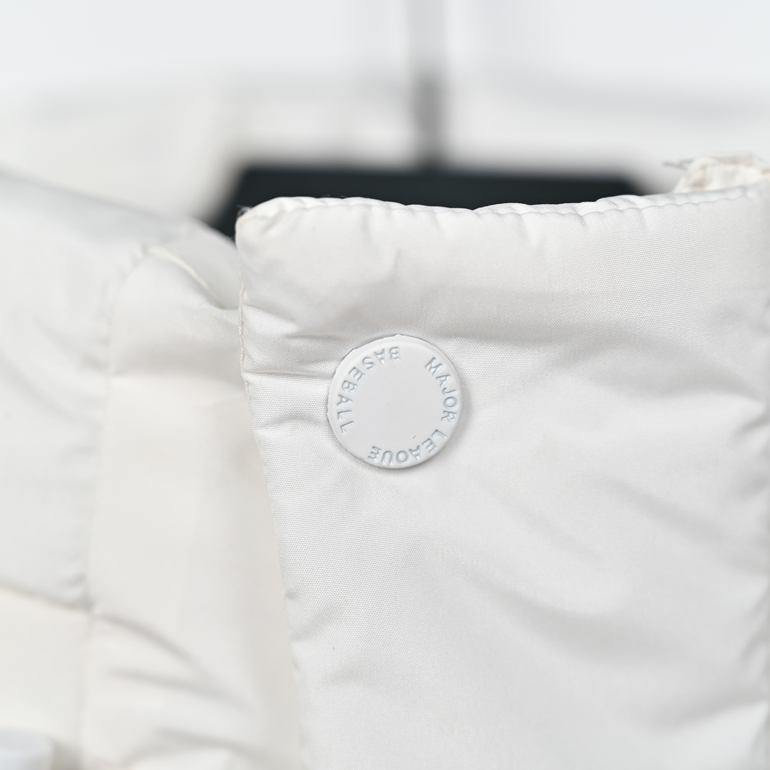 𝐌𝐋𝐁  纽约洋基队𝐍𝐘 小标刺绣 LOGO长款连帽羽绒服

🔝产品配色：黑色 白色

🔝产品尺码：XS  S  M  L  XL  XXL

🔝产品描述：
MLB是韩国F&F旗下潮流服装品牌，拥有150年历史的经典传统，是街头文化和国际生活方式的领导者。MLB 拥有包括男装、女装、童装、配饰 在内的全品类服饰，提供覆盖各性别、各年龄层、From HeadtoToe的穿搭装备。其产品结合了韩国的时尚造型与质感，展现了运动服饰也可以兼具时尚潮流的风格。在产品设计上，MLB不仅融合了美国职业棒球大联盟的各当家球队，更结合了棒球运动中的各个元素。

🔝产品工艺：
1⃣️国标80%白鸭绒，市面独家使用顶级羽绒，绝不吹虚鹅绒等一系列的错误理解
2⃣️ 面料: 100% 锦纶; 里料: 100% 锦纶 ，市面最顶级没有之一，一切遵照原版定制。
4⃣️原代加工厂出品电镀五金，全部原厂定制，非市场各类复刻版
5⃣️某某狼同代工厂出品，在品质方面一直是不去含糊，大厂出货大家都懂工人的工艺、QA与Qc品检 不是市面小厂可比的。