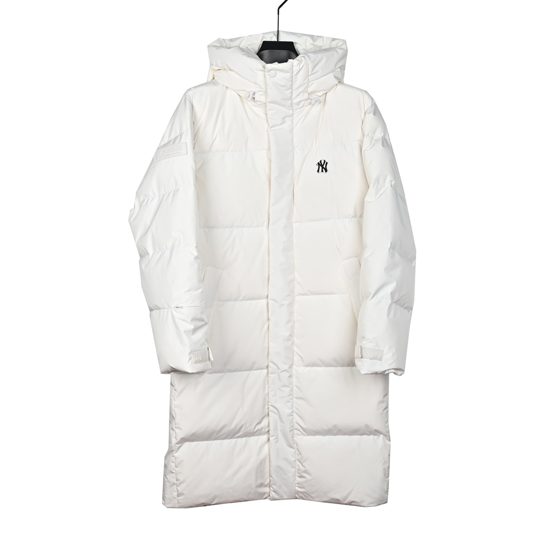 𝐌𝐋𝐁  纽约洋基队𝐍𝐘 小标刺绣 LOGO长款连帽羽绒服

🔝产品配色：黑色 白色

🔝产品尺码：XS  S  M  L  XL  XXL

🔝产品描述：
MLB是韩国F&F旗下潮流服装品牌，拥有150年历史的经典传统，是街头文化和国际生活方式的领导者。MLB 拥有包括男装、女装、童装、配饰 在内的全品类服饰，提供覆盖各性别、各年龄层、From HeadtoToe的穿搭装备。其产品结合了韩国的时尚造型与质感，展现了运动服饰也可以兼具时尚潮流的风格。在产品设计上，MLB不仅融合了美国职业棒球大联盟的各当家球队，更结合了棒球运动中的各个元素。

🔝产品工艺：
1⃣️国标80%白鸭绒，市面独家使用顶级羽绒，绝不吹虚鹅绒等一系列的错误理解
2⃣️ 面料: 100% 锦纶; 里料: 100% 锦纶 ，市面最顶级没有之一，一切遵照原版定制。
4⃣️原代加工厂出品电镀五金，全部原厂定制，非市场各类复刻版
5⃣️某某狼同代工厂出品，在品质方面一直是不去含糊，大厂出货大家都懂工人的工艺、QA与Qc品检 不是市面小厂可比的。