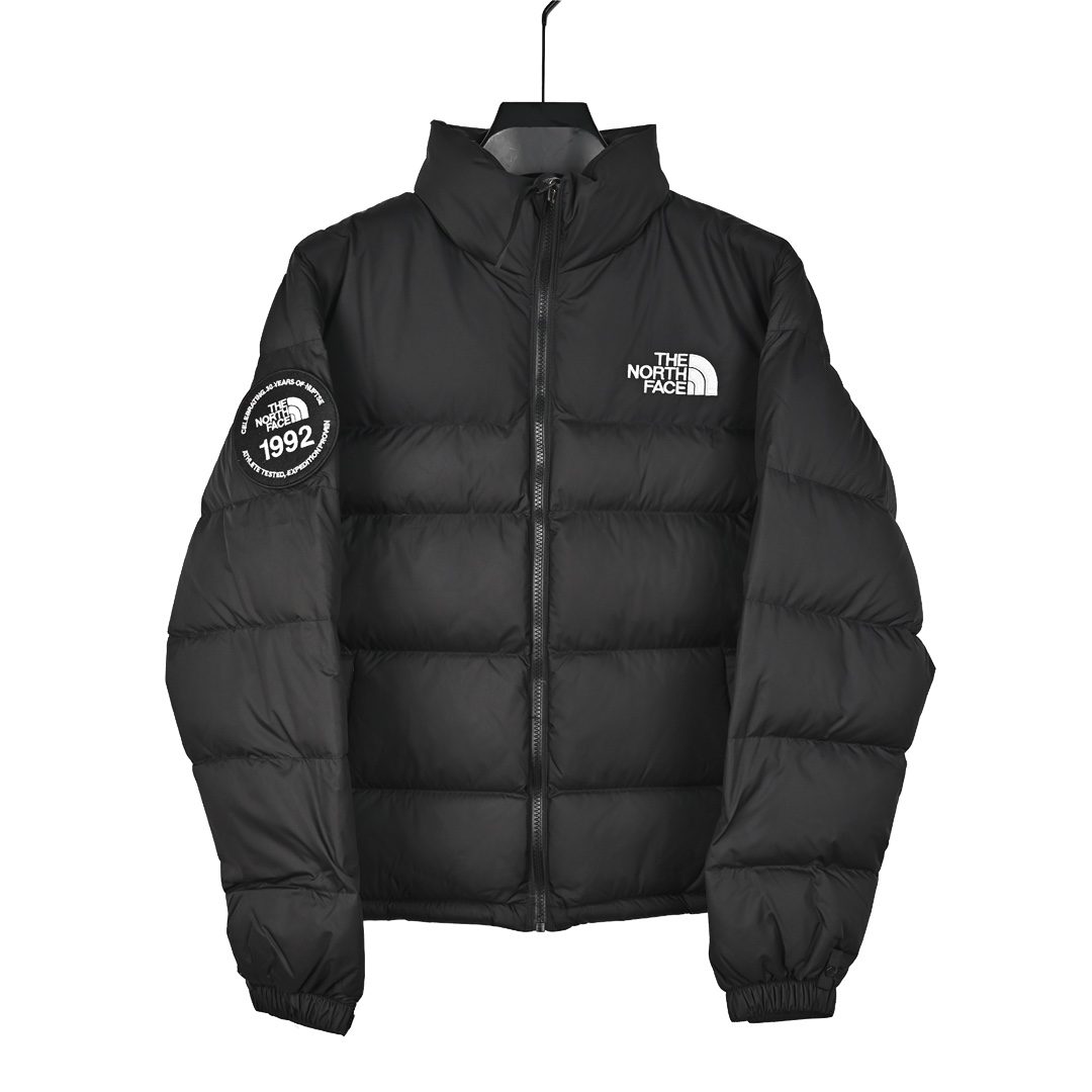 𝐓𝐡𝐞 𝐍𝐨𝐫𝐭𝐡 𝐅𝐚𝐜𝐞 北面 1992系列袖章魔术贴 30周年限定款/立领羽绒服

🔝产品配色： 黑色  白色

🔝产品尺码：XS  S  M  L  XL  XXL

🔝产品工艺：
1⃣️ 进口barudan/百灵达绣花机定制万针电绣，采用进口7号针，进口绣线，保证每字饱满、立体、清晰，可称最贵绣标！

2⃣️采用国标90白鸭绒填充，保暖性能更出色，轻便不厚重，压缩后的蓬松度恢复性好！ 

3⃣️原厂定制四级防水布料，独家采用原版一致单层布料做法【非市面通货内加胆布】，采用单层布料考验了布料及羽绒必须要达标，防止跑绒，并保证手感及膨松度，内里采用尼龙nylon双重双层封禁设计，不会出现任何跑绒现象，内置抽拉绳扣的可调节下摆，可防风防寒！ 

4⃣️拉链采用吉田YKK原厂定制，刻字清晰，质感完美顺滑.

5⃣️辅料及扣子均采用原版一样铜芯弹簧【非市面铁芯弹簧】

🔝产品包装：
独家定制旗舰店原版快递包装纸箱，胶带，还原ZP。区别以往超薄飞机盒，更加精美有档次。超大超厚超硬超有质感。完美应对快递暴力搬运，不会再发生以往纸箱压扁，客户收到箱子被破坏等情况。