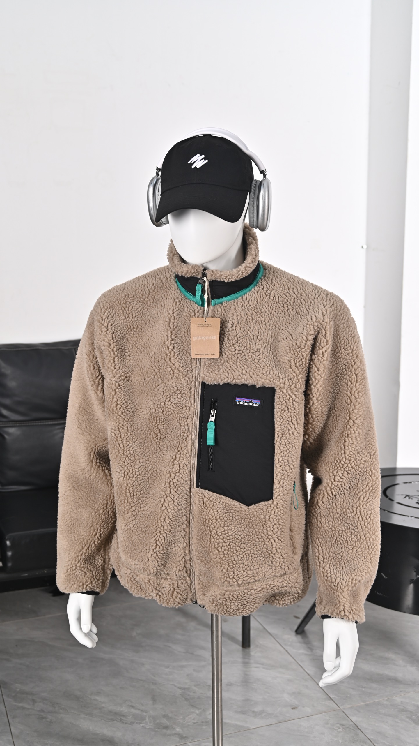 核心私信 𝐏𝐚𝐭𝐚𝐠𝐨𝐧𝐢𝐚 巴塔哥尼亚 𝐂𝐥𝐚𝐬𝐬𝐢𝐜 𝐑𝐞𝐭𝐫𝐨-𝐗 休闲撞色口袋拼接摇粒绒夹克外套

Patagonia由Yvon Chouinard创立于1973年，其标志性logo以菲茨罗伊山为灵感，寓意“遥远、有趣又充满冒险”的特质。Patagonia被评为地球上最酷的公司，它不仅是摇粒绒和排骨羽绒服的发明者，还致力于环保事业。

钓鱼佬最爱，防风保暖。面料采用的是中颗粒中空羊羔绒，单独面料克重约600克左右 织造采用四针六线的工艺拼接。下摆和袖口采用弹力绳收边 具有良好的保暖防风的效果。内里高透气防风膜。带风门襟的中前拉链。拉链均采用罗缎拉链饰边。口袋内衬拉丝聚酯网眼

尺码：XS S M L XL XXL