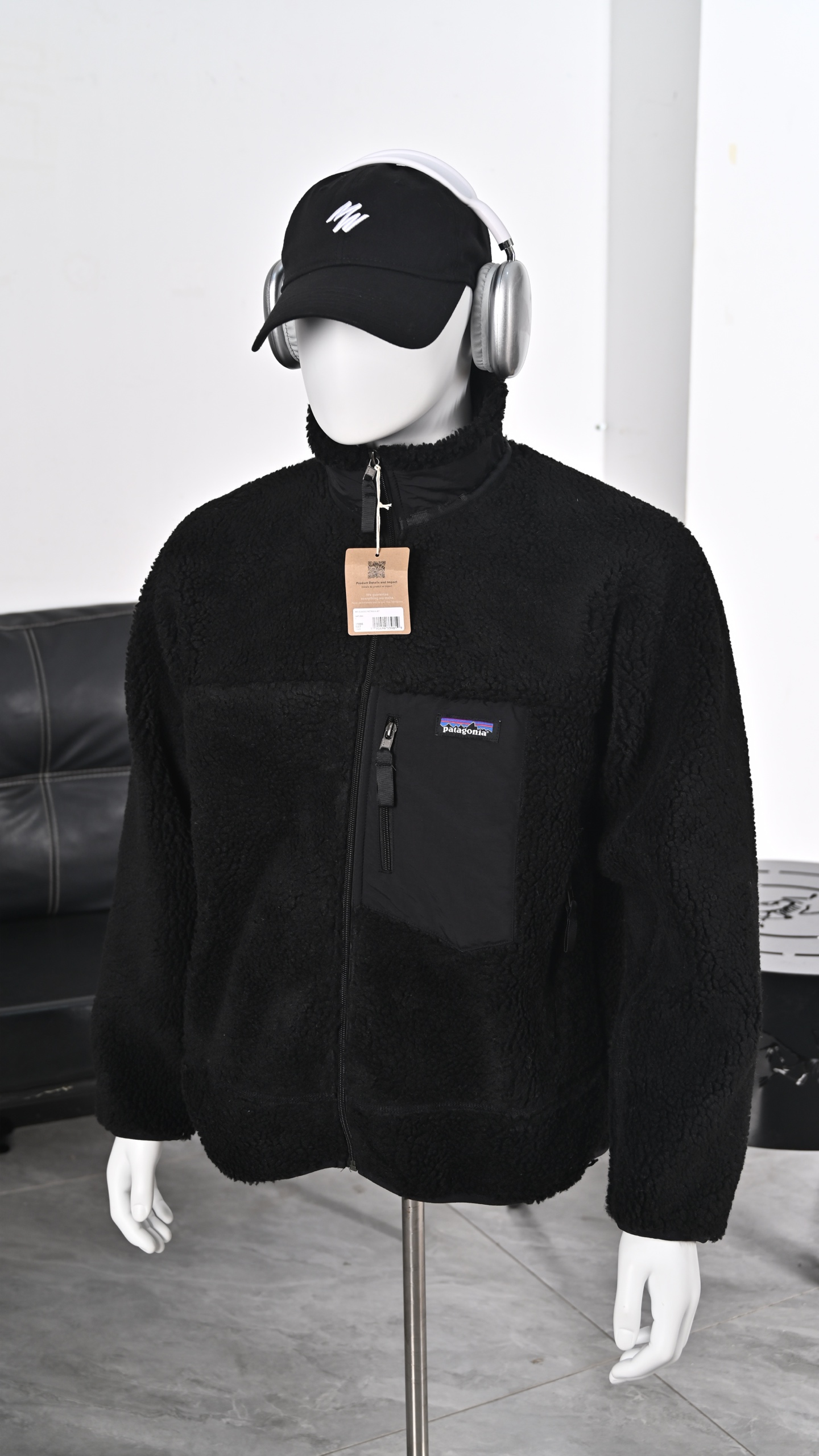 核心私信 𝐏𝐚𝐭𝐚𝐠𝐨𝐧𝐢𝐚 巴塔哥尼亚 𝐂𝐥𝐚𝐬𝐬𝐢𝐜 𝐑𝐞𝐭𝐫𝐨-𝐗 休闲撞色口袋拼接摇粒绒夹克外套

Patagonia由Yvon Chouinard创立于1973年，其标志性logo以菲茨罗伊山为灵感，寓意“遥远、有趣又充满冒险”的特质。Patagonia被评为地球上最酷的公司，它不仅是摇粒绒和排骨羽绒服的发明者，还致力于环保事业。

钓鱼佬最爱，防风保暖。面料采用的是中颗粒中空羊羔绒，单独面料克重约600克左右 织造采用四针六线的工艺拼接。下摆和袖口采用弹力绳收边 具有良好的保暖防风的效果。内里高透气防风膜。带风门襟的中前拉链。拉链均采用罗缎拉链饰边。口袋内衬拉丝聚酯网眼

尺码：XS S M L XL XXL