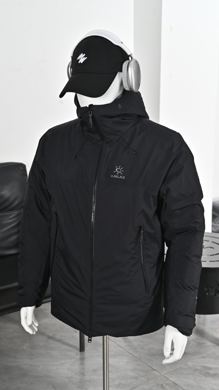 𝐊𝐀𝐈𝐋𝐀𝐒 凯乐石 阿斯本𝟕𝟎𝟎蓬 硬壳防风防水户外滑雪连帽羽绒服
产品配色:玄青黑 浅云灰
尺码:𝐗𝐒 𝐒 𝐌 𝐋 𝐗𝐋 𝐗𝐗𝐋
✅ FILTER-TEC科技面料,防护面料➕防水压胶工艺,应对多变气候带来的暴风雨雪考验,同时防风透气带来更好的穿着体验,700+高蓬鹅绒,鹅绒,轻盈锁温,绒子含量90%,卓越保暖 持久舒适防,水、防风、透气、轻量、抗撕裂耐磨,CoreHeat升温,核心锁温 热量循环全方位保暖
✅这款独特搭载了石墨烯热反射 CoreHeat 功能。该功能可以在核心区域锁温蓄热,进一步提升了羽绒服的保暖能力,即使在寒冷的环境中,也能让穿着者保持温暖.
✅弧形帽檐,遮蔽风雪,可调节立体风帽,贴合头部防风保暖,可调下摆设计
✅胸前精密刺绣采用日本进口顶尖田岛刺绣机,
✅ 调节控温,腋下透气拉链,双向开合高效散热
✅ 灵活取物,兼容背包,轻松取物,严寒环境插手取暖
✅ 调节袖袢升级,更贴合强防护,增加魔术贴覆盖区域,单手操作更容易贴合
✅户外运动人体工学设计,提升运动表现
✅ 可单手调节下摆,防风倒灌,下摆抽绳可单手轻松调节,内置可拆卸泡棉,防止穿着安全带时向上滑移
✅腋下专业通风拉链透汽系统,双向开合,迅速通风散热,及时恢复干爽舒适,避免反复卸包和穿脱外套,
✅360°三维风帽,帽随脸动可兼容头盔,连帽设计可调帽子抽绳,保暖头盔兼容
✅版型:宽松版型 工艺: 这款羽绒服采用FILTER-TEC科技面料,防护面料➕防水压胶工艺,应对多变气候带来的暴风雨雪考验,同时防风透气带来更好的穿着体验,700+高蓬鹅绒,鹅绒,轻盈锁温,绒子含量90%,卓越保暖 持久舒适防,水、防风、透气、轻量、抗撕裂耐磨,CoreHeat升温,核心锁温 热量循环全方位保暖,这是一款好看到爆炸的鹅绒服,非常个性艳丽的四个颜色,让你感受到与众不同,这款羽绒服的意义有着自己的审美和独到的设计,在户外行业也是相当专业,堪称中国最牛的的羽绒服