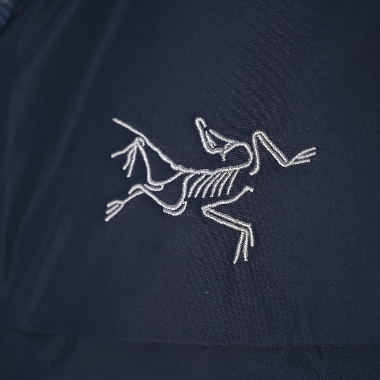 ARC‘TERYX 鸟家 Macai大买菜可拆帽羽绒服 产品配色:黑色 藏蓝色 极地白 贝栗粉 幻影紫 云水蓝