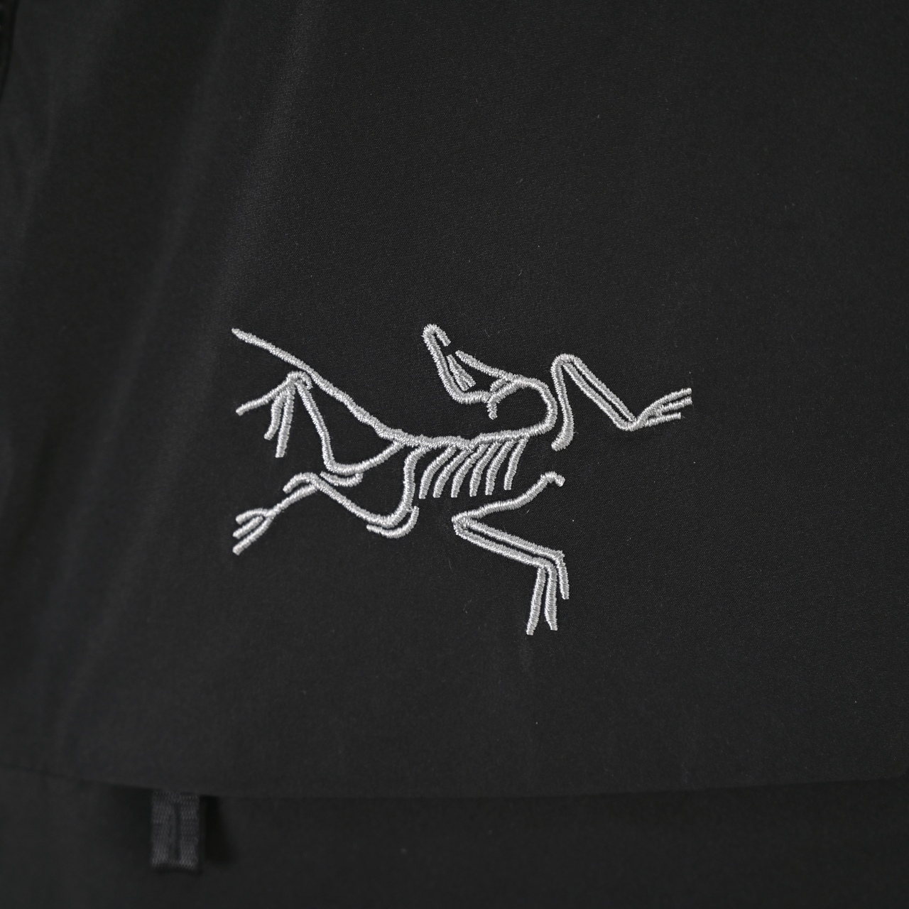 ARC‘TERYX 鸟家 Macai大买菜可拆帽羽绒服 产品配色:黑色 藏蓝色 极地白 贝栗粉 幻影紫 云水蓝