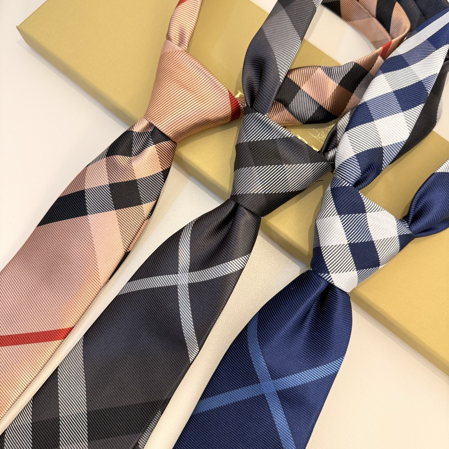“Vintage B Family Silk Tie: Elegant Choice for Men’s Fashion Statement” - 图片 9