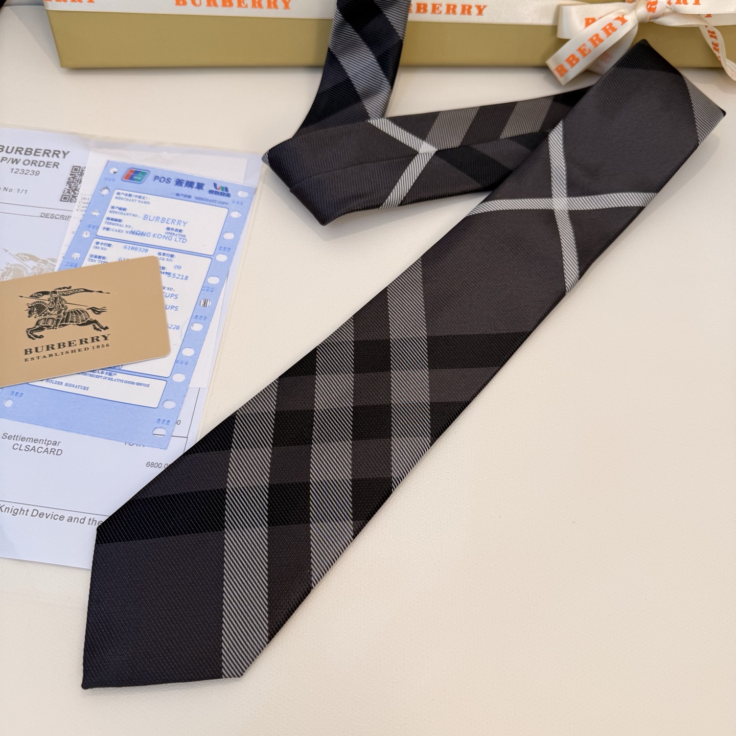 “Vintage B Family Silk Tie: Elegant Choice for Men’s Fashion Statement” - 图片 5