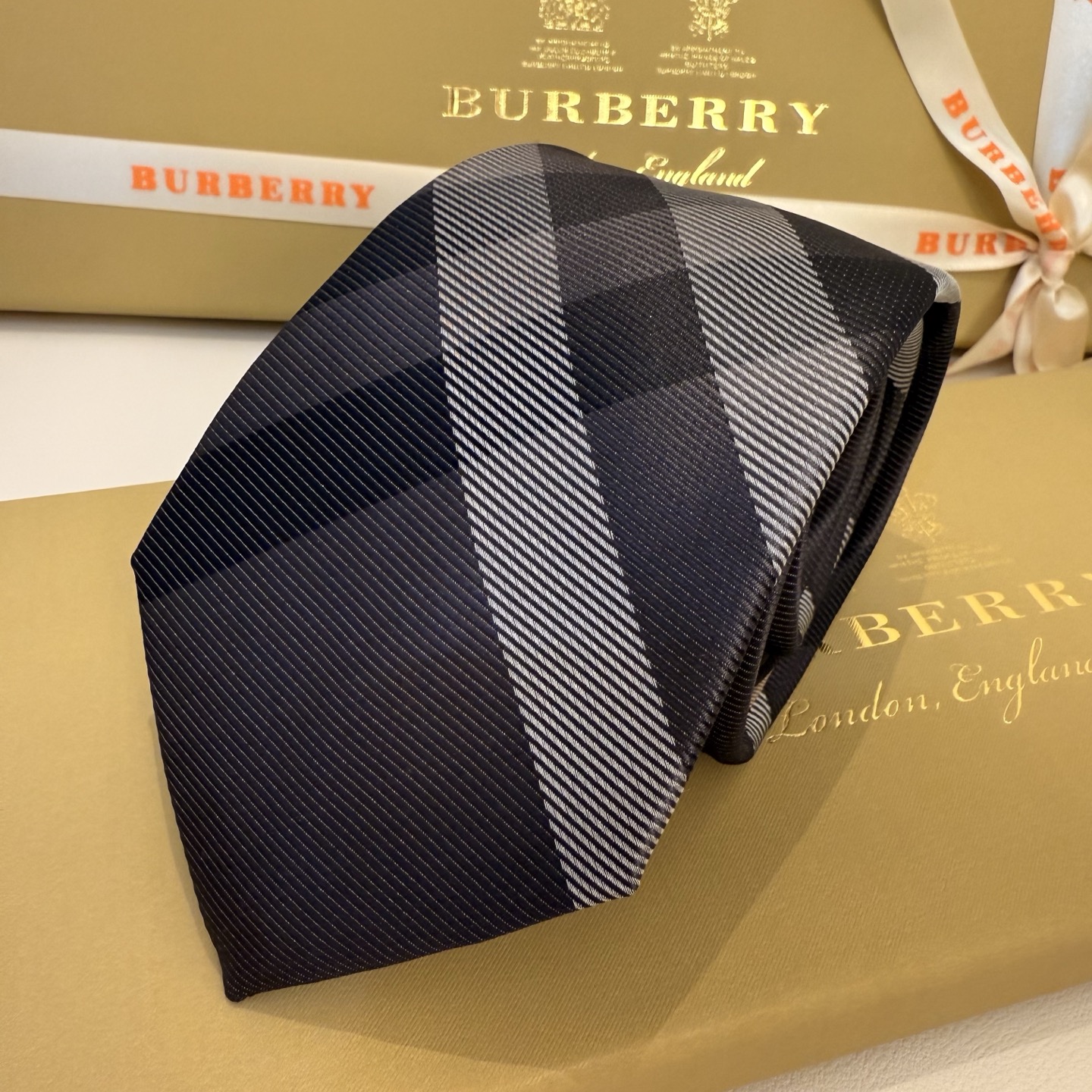 “Vintage B Family Silk Tie: Elegant Choice for Men’s Fashion Statement” - 图片 8