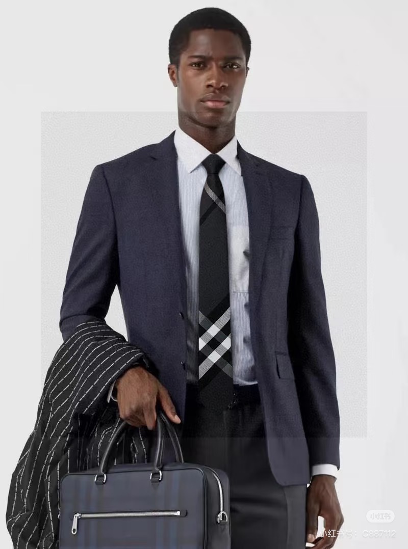 “Vintage B Family Silk Tie: Elegant Choice for Men’s Fashion Statement”