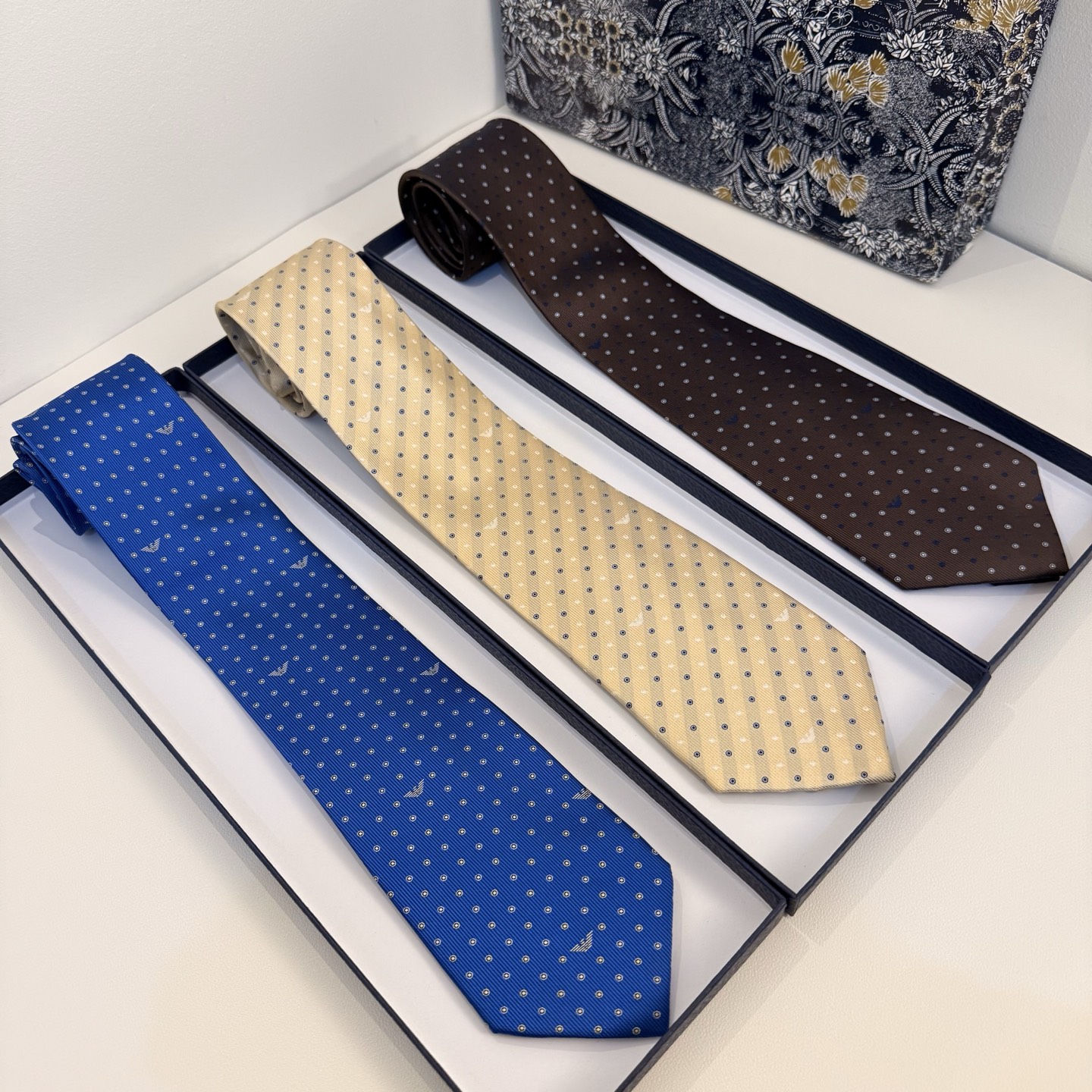 NO:301742,Purchase Armani men's tie This EMPORIO ARMANI tie is made of classic arrow cut, and is a practical accessory for modern business men to attend formal occasions or celebrations, highlighting the elegant charm of men. MPORIO Armani is a sub-line brand founded by George Armani in 1981. It focuses on the production of luxury goods and is specially designed for young people!  , tie,armani,armani,ties19860909批阿玛尼男士领带 此款 EMPORIO ARMANI 领带采用经典的箭头型剪裁,是现代商务男士参加正式场合或庆典的实用配饰,彰显男士优雅韵味. mporio Armani（安普里奥·阿玛尼）是乔治·阿玛尼于1981年创立的副线品牌,专注于生产奢侈品,特别针对年轻人设计！,领带,armani,armani,ties,accessory