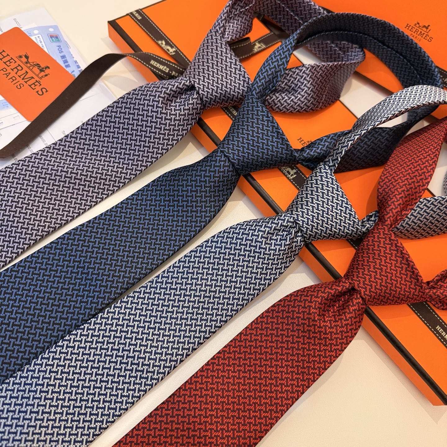 NO:301751,A dark blue, men's tie series [geometric H pattern tie], Rare H home has a thousand different print ties launched every year, from the initials that mostly use geometric patterns to express riding activities, to the current styles are much richer, with lively animals or daily life things as the theme, allowing men to fully demonstrate their personality. Top twill silk handmade customization, tie, real silk, ties19860909批深蓝色,男士领带系列【几何H图案领带】,稀有H家每年都有一千条不同印花的领带面世,从最初的多以几何图案表现骑术活动为主,到如今的款式则丰富得多,以活泼的动物或日常生活 事物为主题,让男士可以充分展示自己个性.顶级斜纹真丝手工定制,领带,real silk,ties,accessory