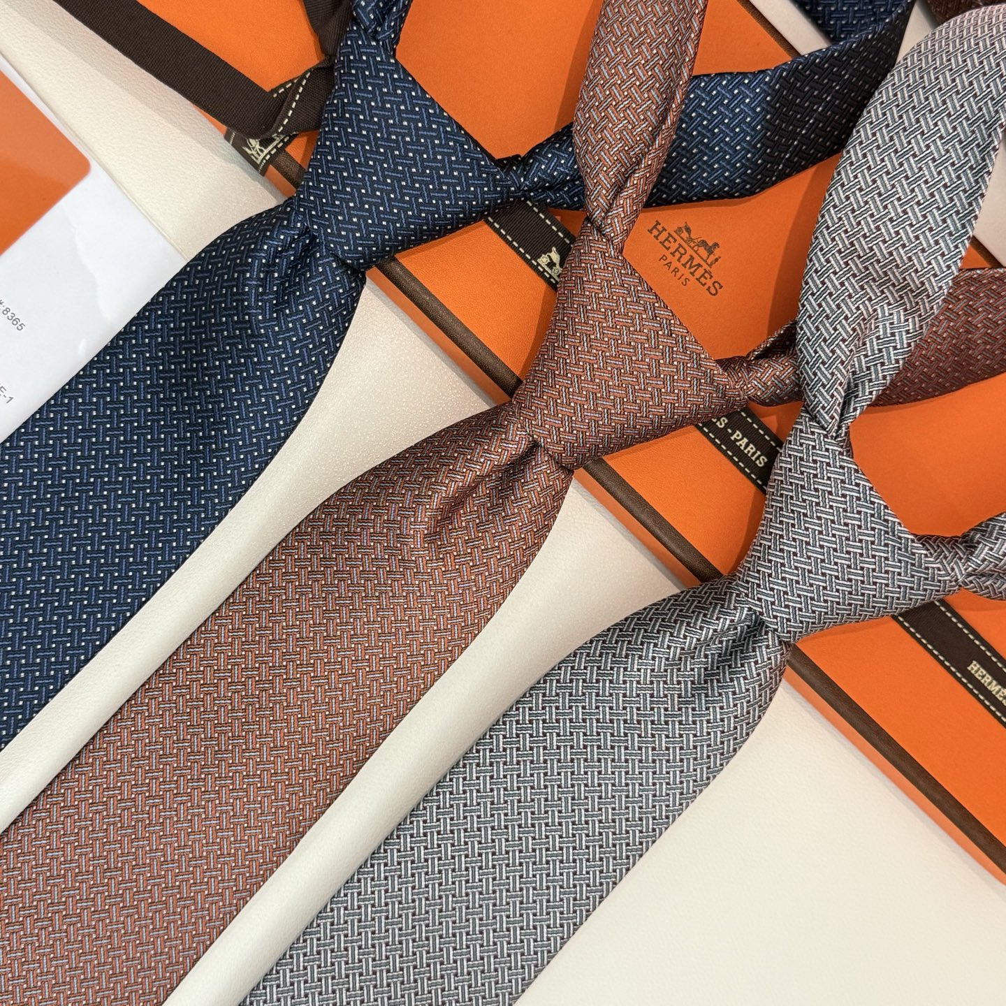 NO:301757,New tie series for men [H knitted tie], Rare H home has a thousand ties with different prints launched every year, from the initial geometric patterns to the present styles that are much richer, with lively animals or daily life things as the theme, allowing men to fully demonstrate their personality. Top twill silk handmade customization, tie, real silk, ties19860909批 男士新款领带系列【H编织花纹领带】,稀有H家每年都有一千条不同印花的领带面世,从最初的多以几何图案表现骑术活动为主,到如今的款式则丰富得多,以活泼的动物或日常生活 事物为主题,让男士可以充分展示自己个性.顶级斜纹真丝手工定制,领带,real silk,ties,accessory