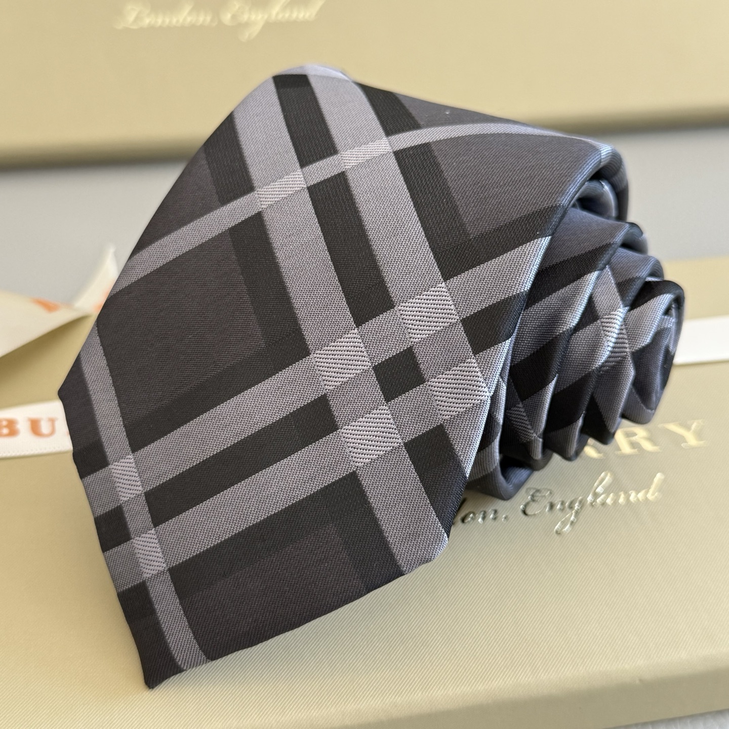 “Vintage Silk Ties for Men: Elegant Style and Homogeneity by B Family” - 图片 3