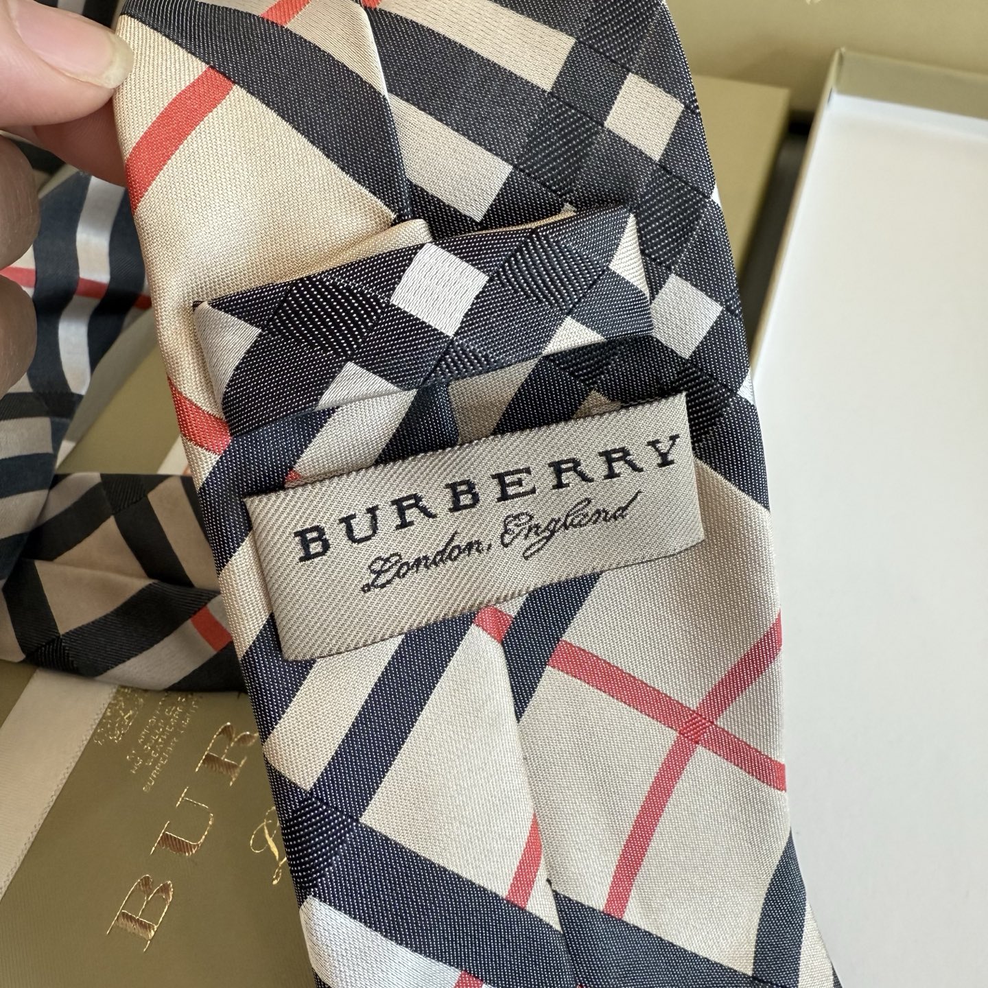“Vintage Horse-Marked Silk Tie Cabinets for Men’s Elegant Style Presentation” - 图片 7