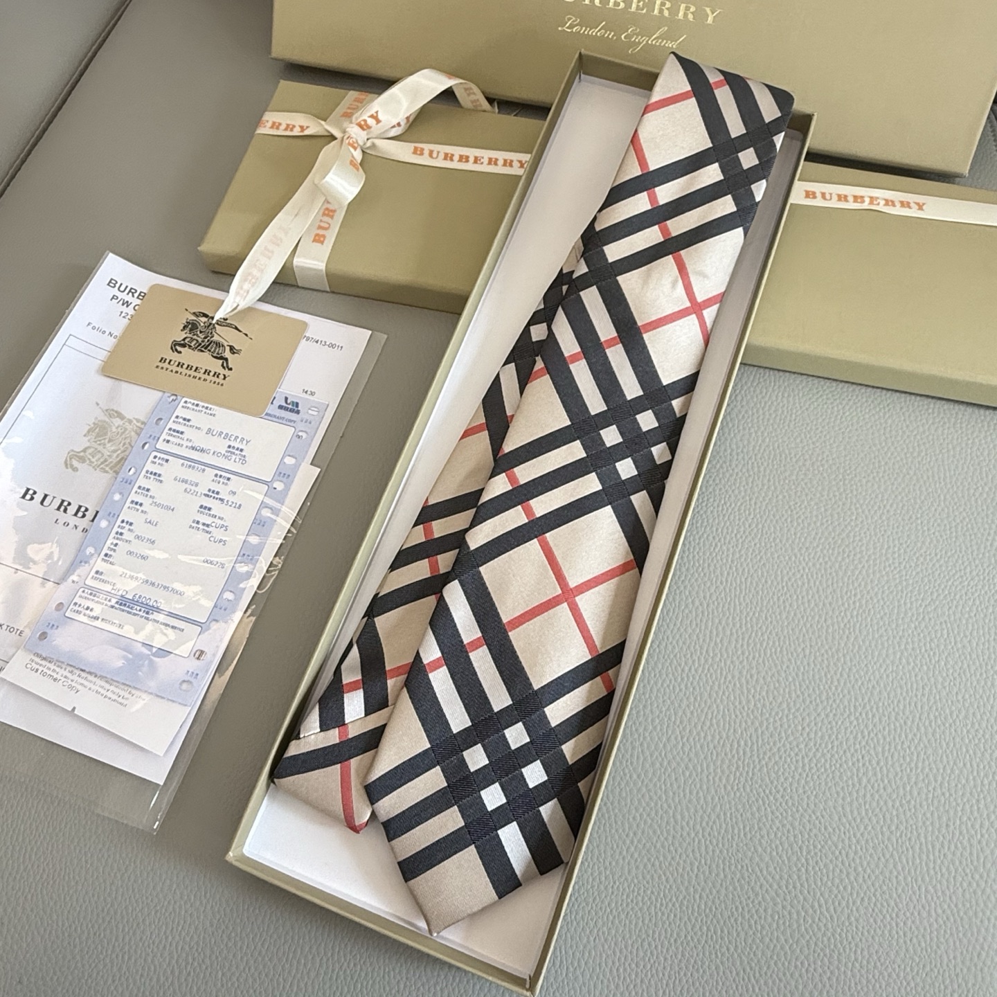 “Vintage Horse-Marked Silk Tie Cabinets for Men’s Elegant Style Presentation” - 图片 2