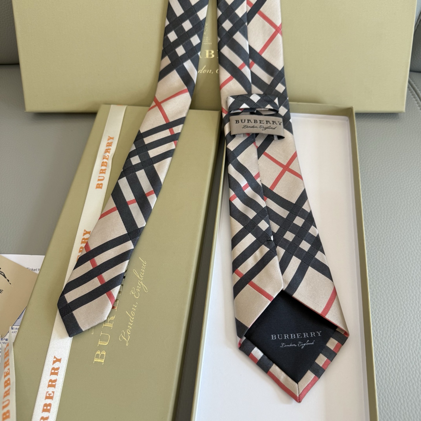 “Vintage Horse-Marked Silk Tie Cabinets for Men’s Elegant Style Presentation” - 图片 6