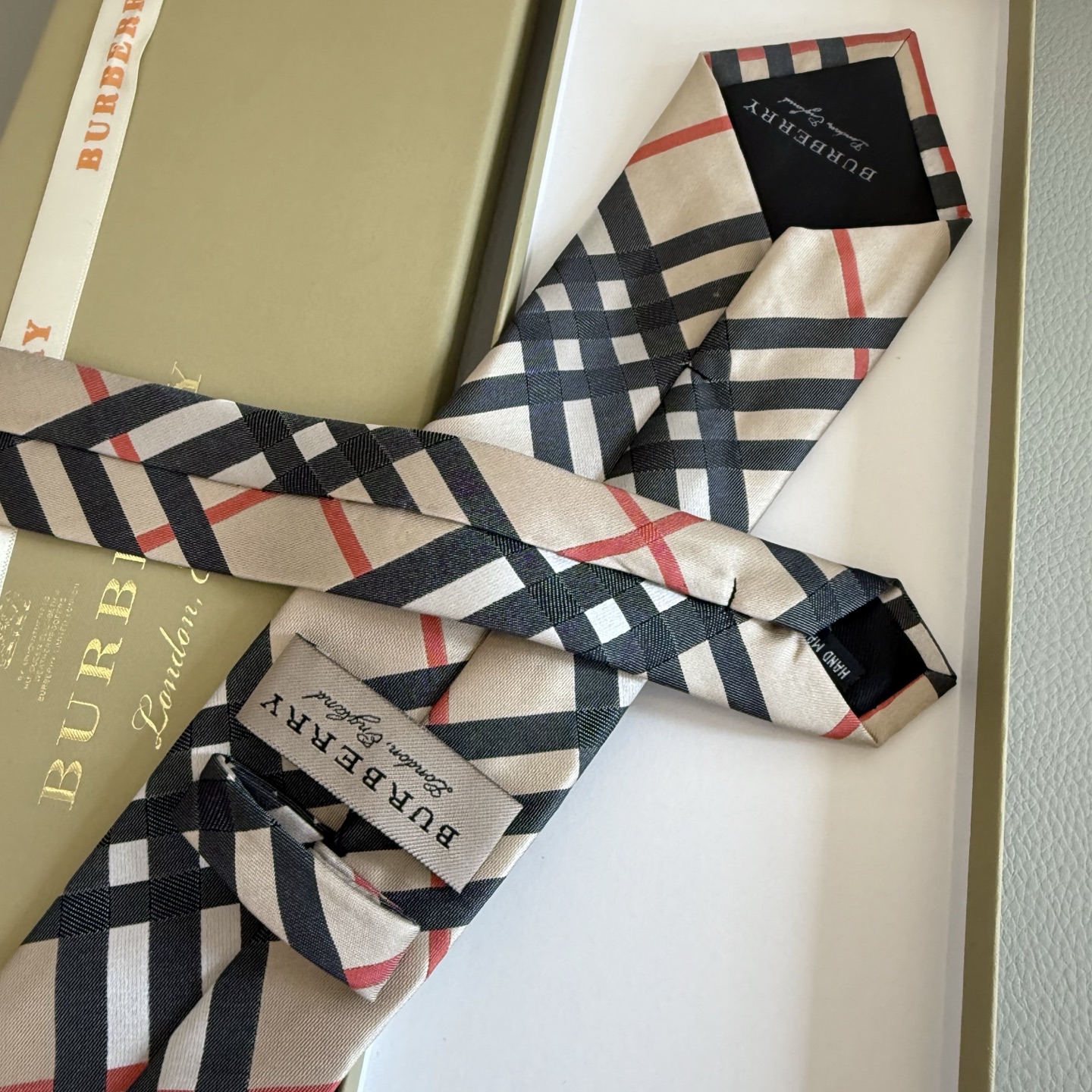 “Vintage Horse-Marked Silk Tie Cabinets for Men’s Elegant Style Presentation” - 图片 5