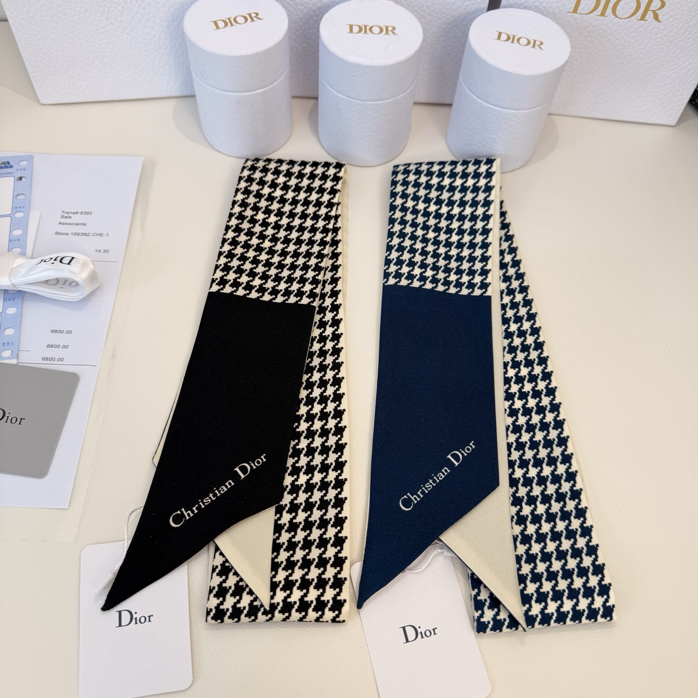 NO:306339,Batch Dark Blue Dior Double Silk Small Streamer Ribbon Hairband!  Recommended this style!  It is a high-end model with a top body and a fashionable model for thousands of years!  !  !  Very good match for everyday life!  Very atmospheric and stylish signature houndstooth and letter elements!  Different designs on both sides make it more exquisite!  6*105cm.Silk.Scarf, Ribbon, Ribbon, Hair Twist, Dior, Real Silk19860909批 深蓝色 Dior双层真丝小飘带束发带！这个款怒吼推荐！属于上身就高级的款,属于万年时髦的款！！！日常很好搭配！非常大气时髦的招牌千鸟格和字母元素！双面不同设计,更显精致！6*105cm.真丝.丝巾,飘带,飘带，发束,dior,real silk,accessory