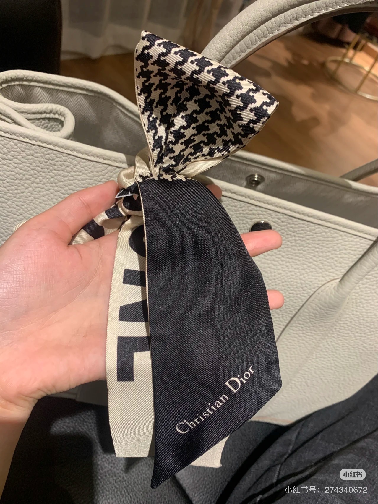 NO:306342,Batch Black, Dior double-layer silk streamer tie-up hairband!  Recommended this style!  It is a high-end model with a top body and a fashionable model for thousands of years!  !  !  Very good match for everyday life!  Very atmospheric and stylish signature houndstooth and letter elements!  Different designs on both sides make it more exquisite!  6*105cm.Silk.Scarf, Ribbon, Ribbon, Hair Twist, Dior, Real Silk19860909批 黑色,Dior双层真丝小飘带束发带！这个款怒吼推荐！属于上身就高级的款,属于万年时髦的款！！！日常很好搭配！非常大气时髦的招牌千鸟格和字母元素！双面不同设计,更显精致！6*105cm.真丝.丝巾,飘带,飘带，发束,dior,real silk,accessory