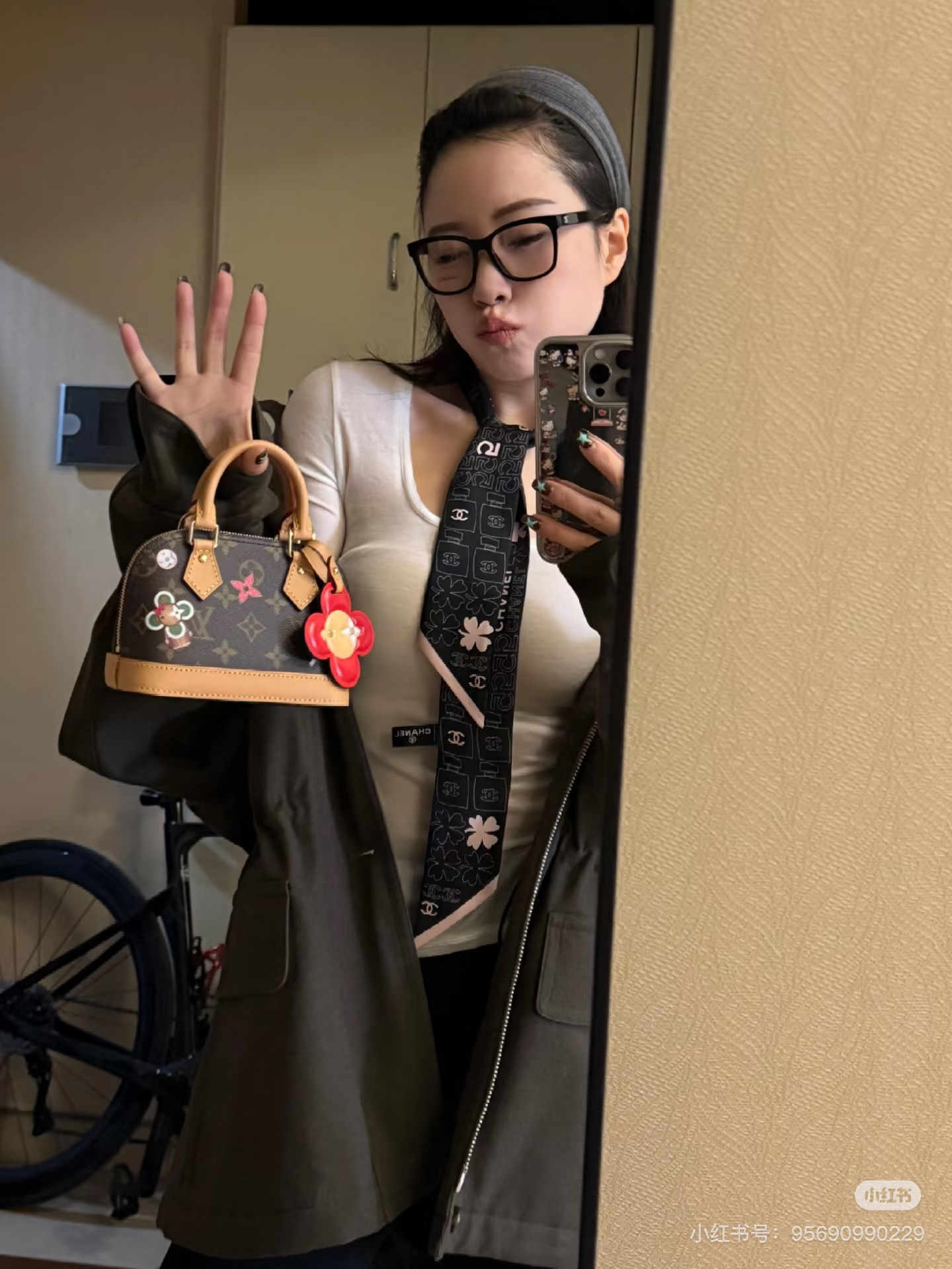 NO:306345,典 chanel Twilly small silk scarf hairband specification 120x6cm silk Chanel veritable little cute, everyone has three hands to close their eyes, I don’t stop them N hasn’t seen such a beautiful twilly for a long time. It’s really fragrant. There are not many essential artifacts for styling. It won’t always be there. The practicality is very high, tied hair, tied bags, etc... Hair belt specification 120x6cm silk scarf, streamers, streamers, hair tied, chanel, chanel, real silk19860909批 香奈儿 Twilly小丝巾 束发带 规格120x6cm 真丝 Chanel 名副其实的小可爱, 人手三条闭眼收,我都不拦着 N久都没有见过这么好看的twilly 真的是真香本香了,凹造型必备神器数量不是很多.也不会一直有 实用率贼高,绑头发,绑包包,等等等等...  束发带 规格120x6cm  丝巾,飘带,飘带，发束,chanel,chanel,real silk,accessory