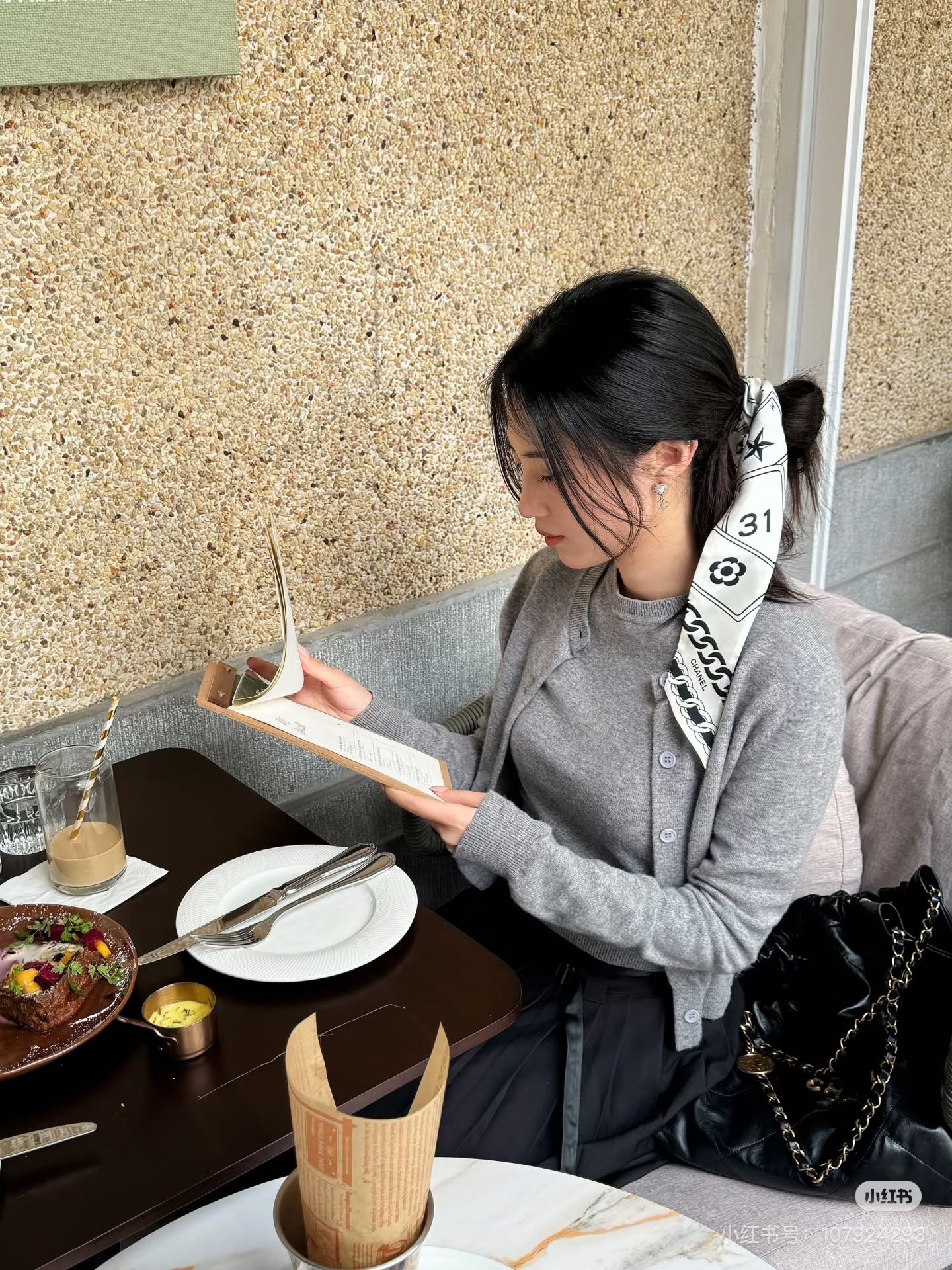 NO:306349,The Chanel Twilly little scarf is here. It is a real cute little, material: twill silk. Size 120/6cm. Goddess must be entered. Imported silk fabrics are very special. Super multi-purpose scarves, headbands, bag accessories, belts... etc., etc., super easy to control. Summer clothes and bags.] Top silk is super shiny and extremely exquisite. This is really a must-have for scarves, streamers, streamers, hair tie, chanel, real silk.19860909批 香奈儿Twilly小丝巾来了 名副其实的小可爱, 材质:斜纹真丝 尺寸120/6cm 女神必入 进口真丝面料非常特别的触感 超多用途领巾、发带、包包配饰、腰带.....等等等等,超好驾驭 夏季配衣服 配包包】顶级真丝光泽感超级强 精美无比 ,这款真的是一定要入手丝巾,飘带,飘带，发束,chanel,real silk,accessory