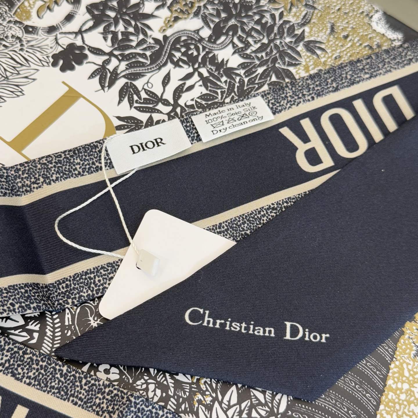 💰 新款D字母💞这款 迪奥Montaigne Mitzah 发带丝巾从标志性的 Dior 精品店地址汲取