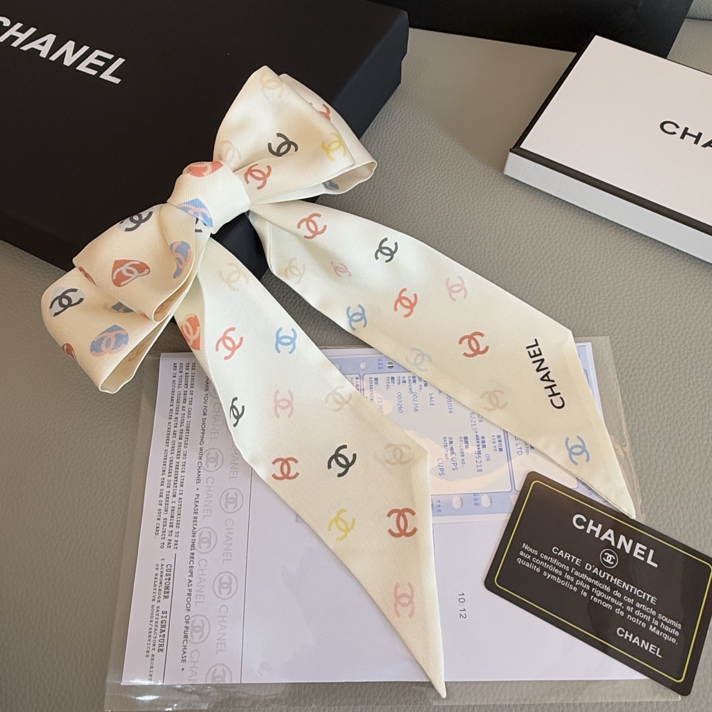 💰【香奈儿twilly】小香出的twilly丝带颇为经典：气质稳重，正面是醒目的小香logo循环；反面则