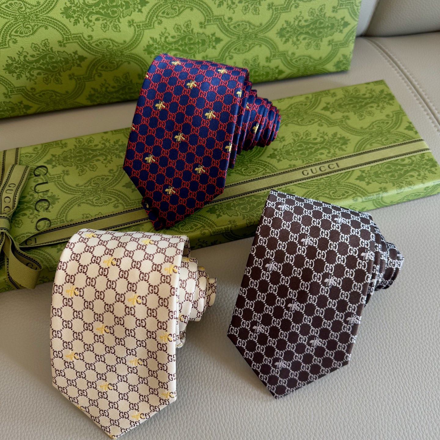 NO:301758,Gucci men's tie [GG and bee tie], rare use of classic small G LOGO jacquard to show exquisite handcrafts and fashionable elegance. This tie will perfectly combine the iconic and perfect combination, and interpret it with fashionable matching techniques to make it more elegant. Men can fully demonstrate their personality. Top jacquard silk handmade customization, tie, real silk, ties19860909批古奇男士领带【GG和蜜蜂领带】,稀有采用经典小G LOGO提花展现精湛手工与时尚优雅的理想选择,这款领带将标志性完美的结合,以时尚搭配手法演绎的更显雅致风范.让男士可以充分展示自己个性.顶级提花真丝手工定制,领带,real silk,ties,accessory