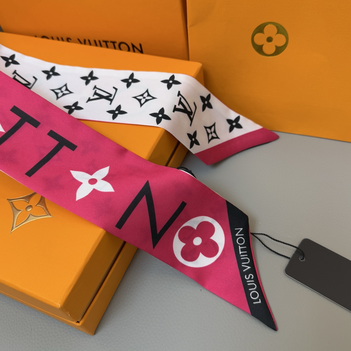 Luxury LV Silk Scarf with Black and White Leaf Design, 120x5cm, and Matching Accessories - 图片 8