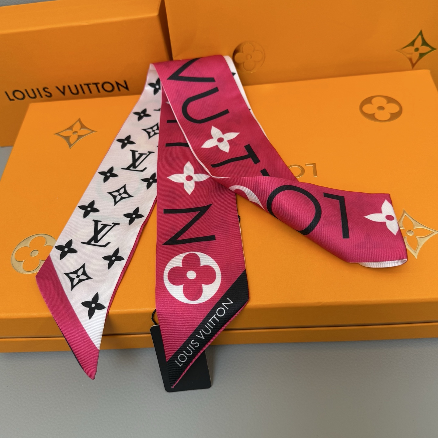 Luxury LV Silk Scarf with Black and White Leaf Design, 120x5cm, and Matching Accessories - 图片 6