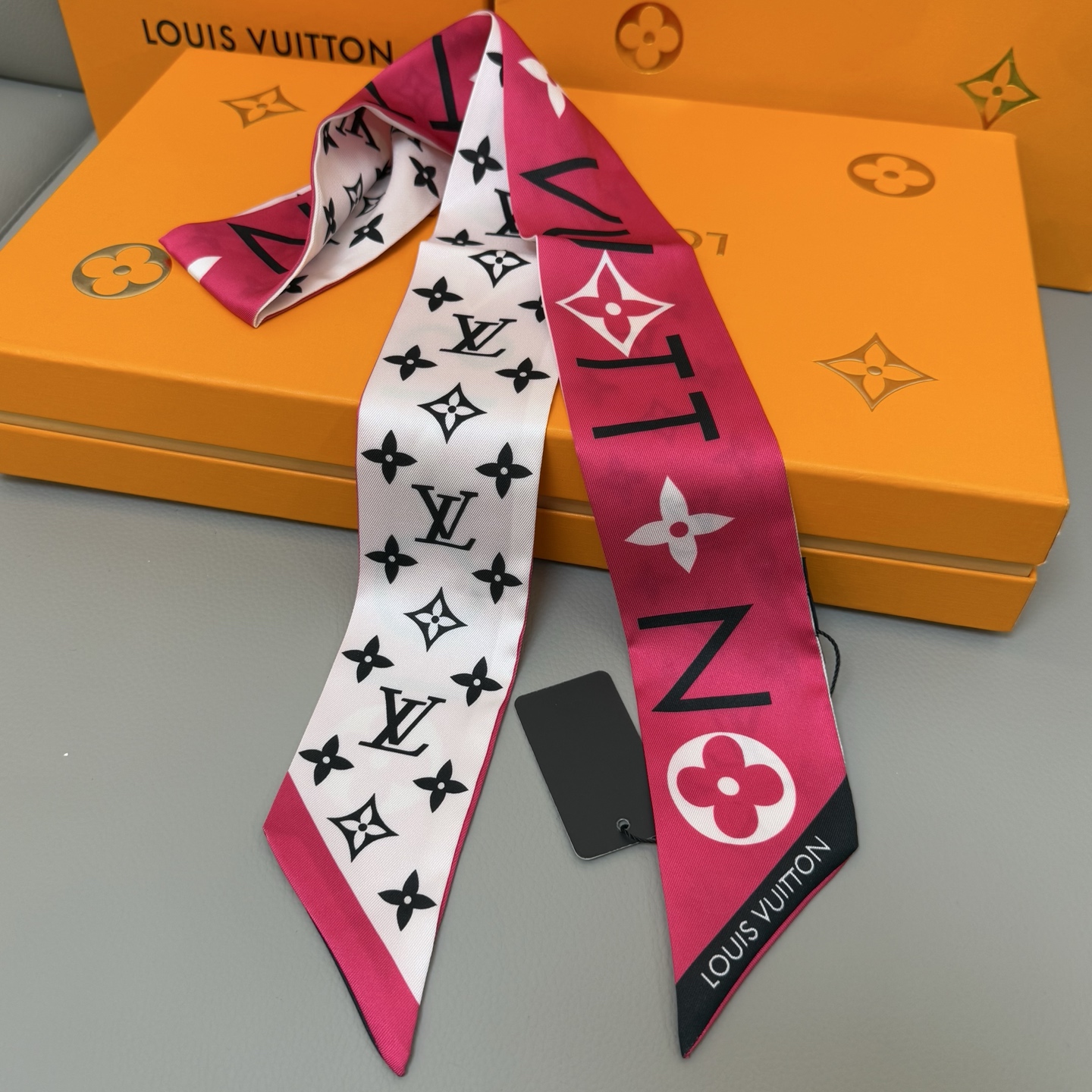 Luxury LV Silk Scarf with Black and White Leaf Design, 120x5cm, and Matching Accessories - 图片 7