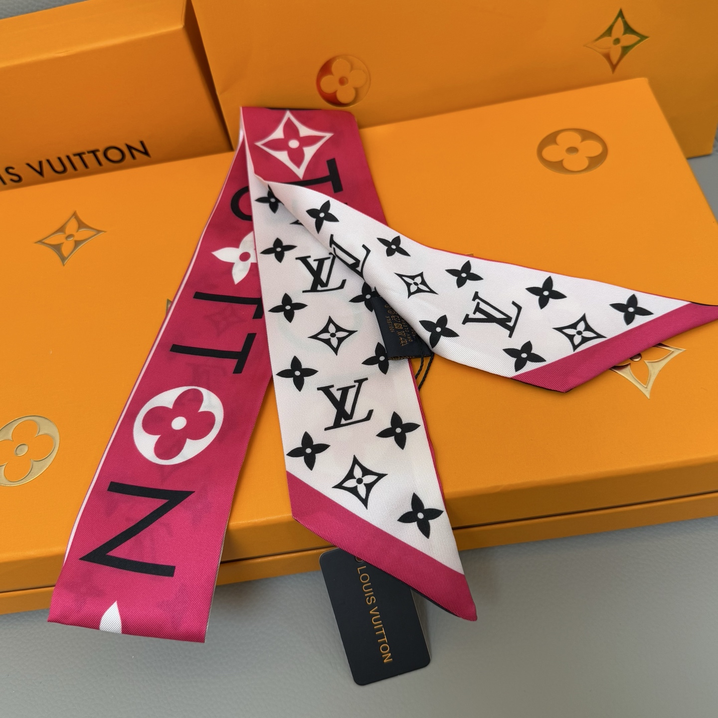 Luxury LV Silk Scarf with Black and White Leaf Design, 120x5cm, and Matching Accessories - 图片 5