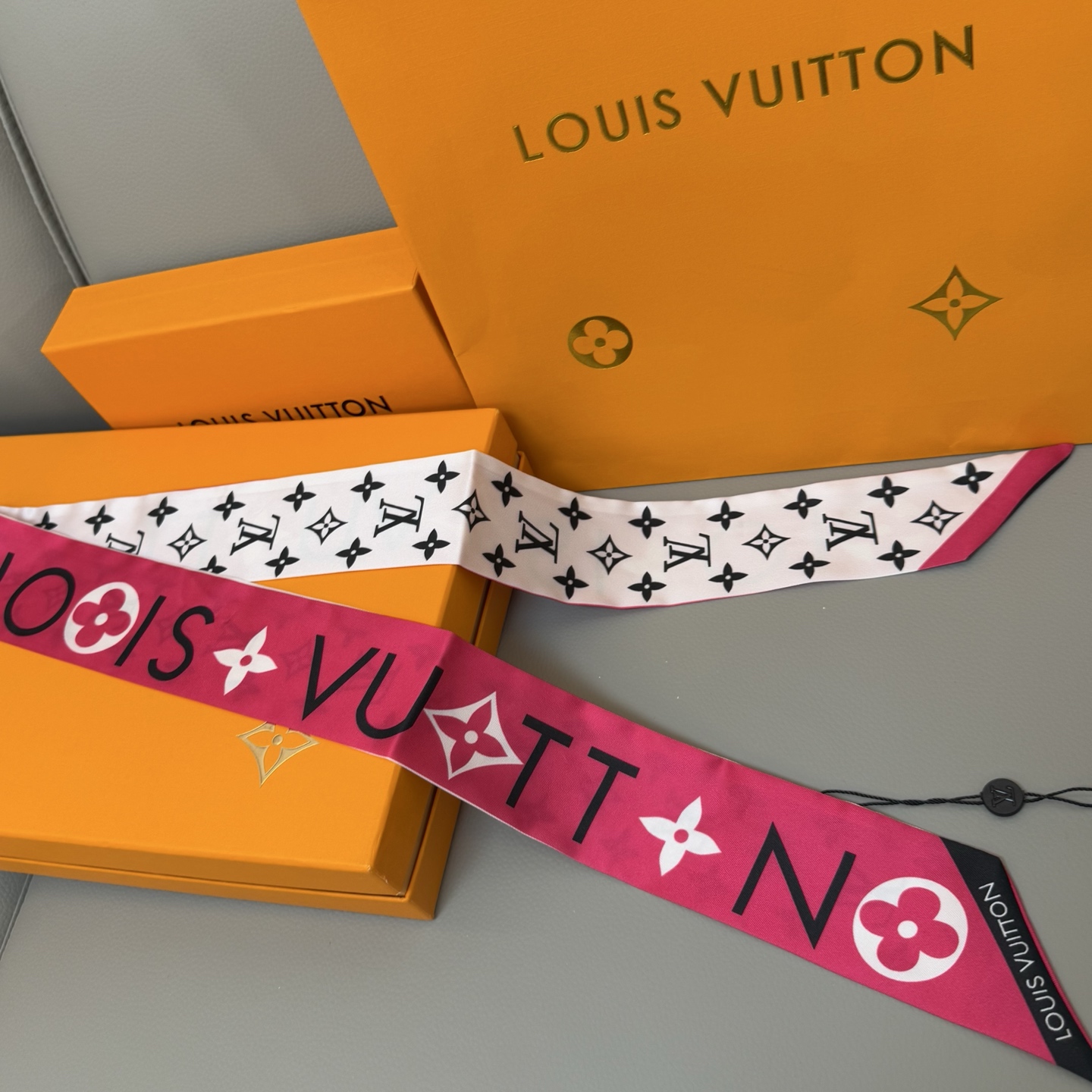 Luxury LV Silk Scarf with Black and White Leaf Design, 120x5cm, and Matching Accessories - 图片 4