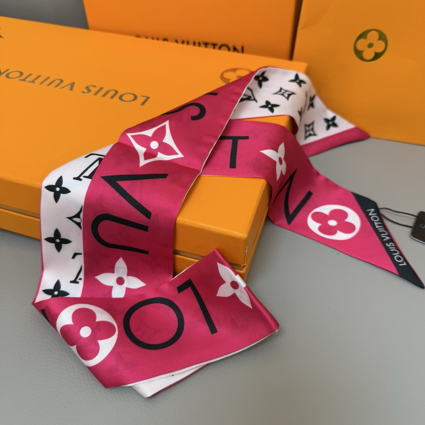 Luxury LV Silk Scarf with Black and White Leaf Design, 120x5cm, and Matching Accessories - 图片 9